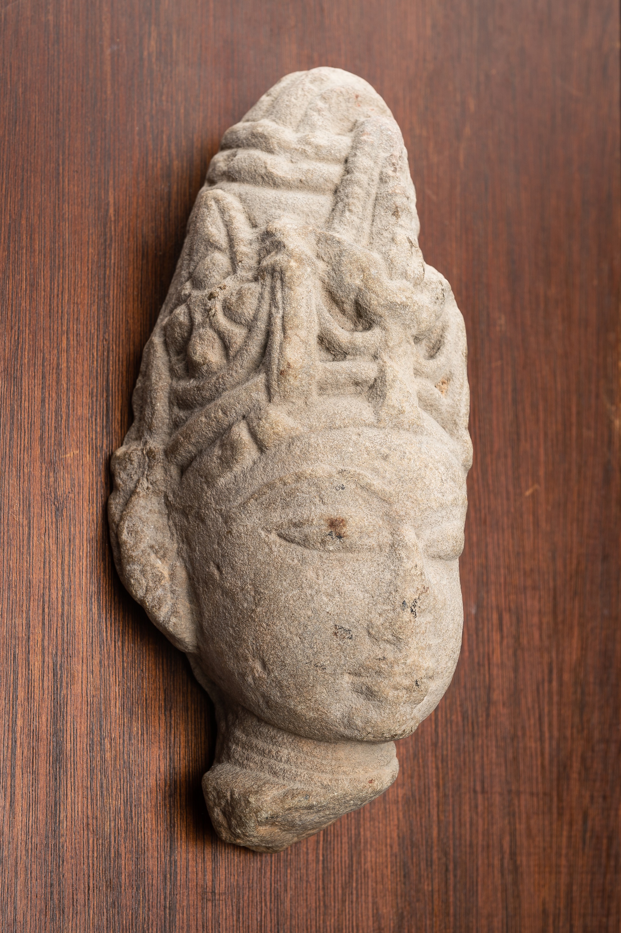 A SANDSTONE HEAD OF VISHNU WITH A MITER CROWN - Image 3 of 14