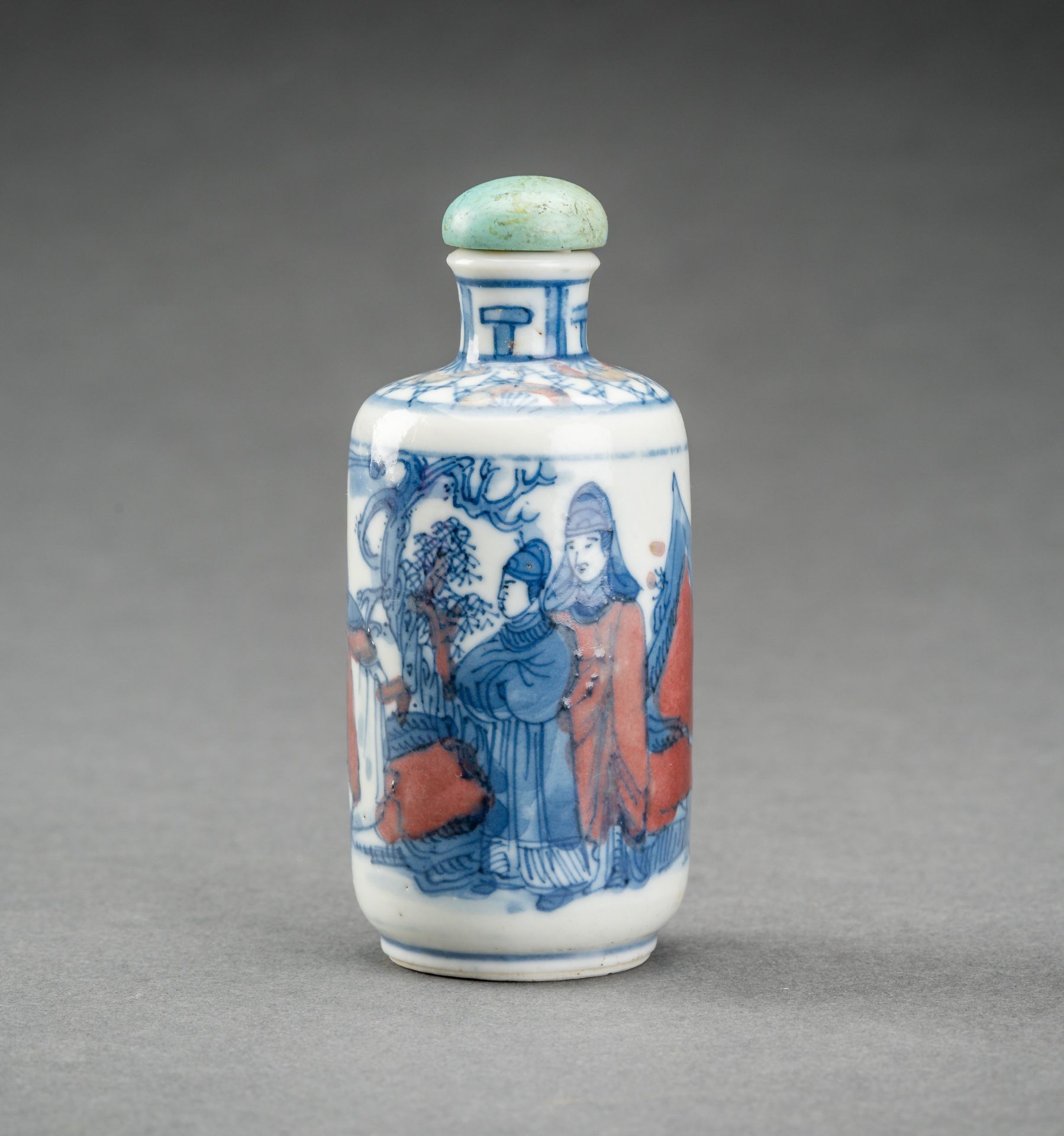 A BLUE, WHITE AND IRON RED PORCELAIN SNUFF BOTTLE WITH WARRIORS, QING