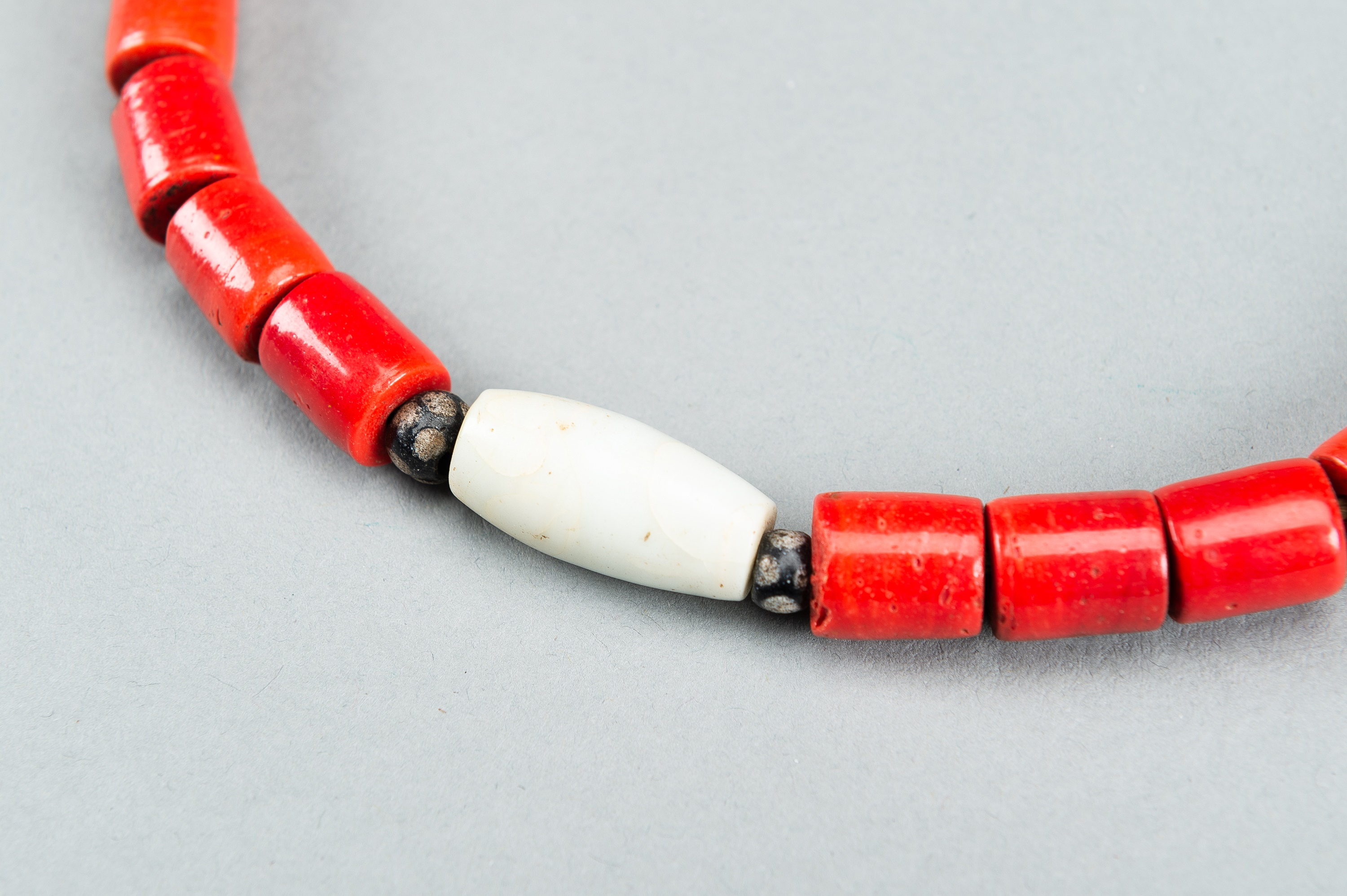 A NAGALAND DZI AND CORAL GLASS NECKLACE, c. 1900s - Image 5 of 9