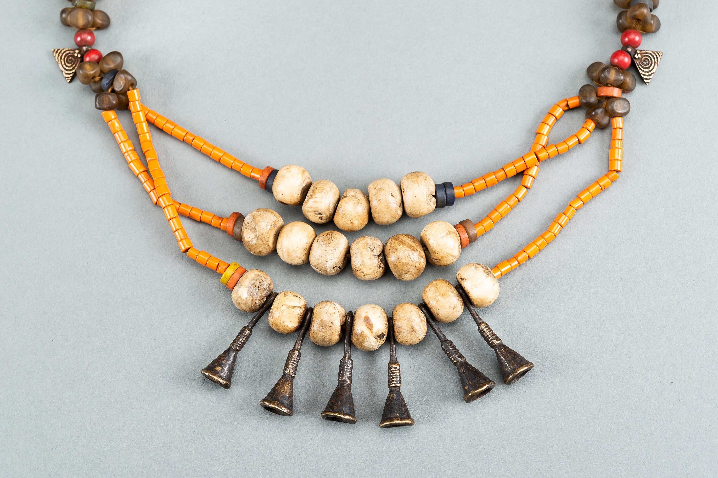 A NAGALAND MULTI-COLORED GLASS, BRASS AND SHELL NECKLACE, c. 1900s - Image 2 of 10