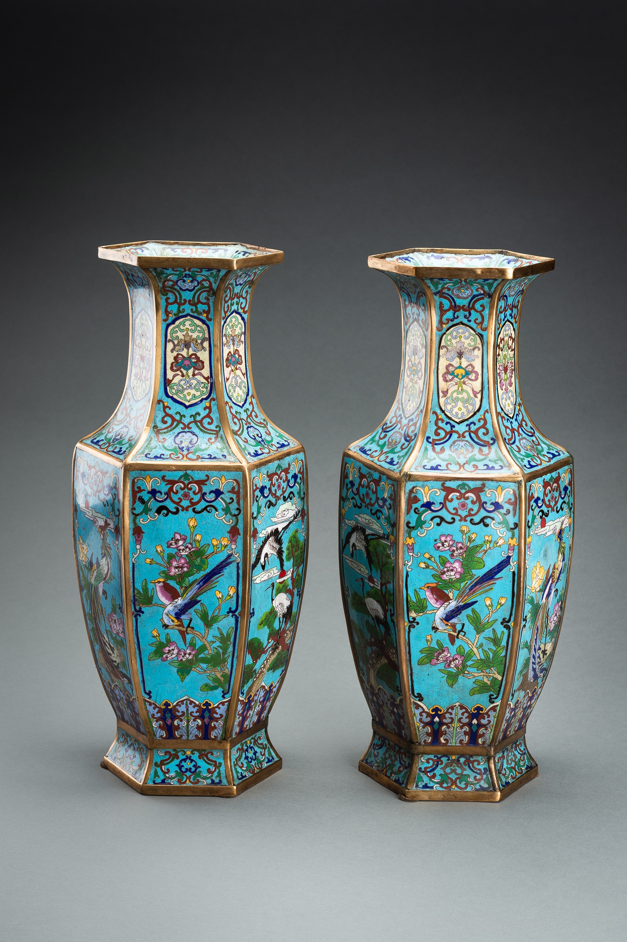 A LARGE PAIR OF HEXAGONAL CLOISONNE ENAMEL VASES - Image 2 of 23