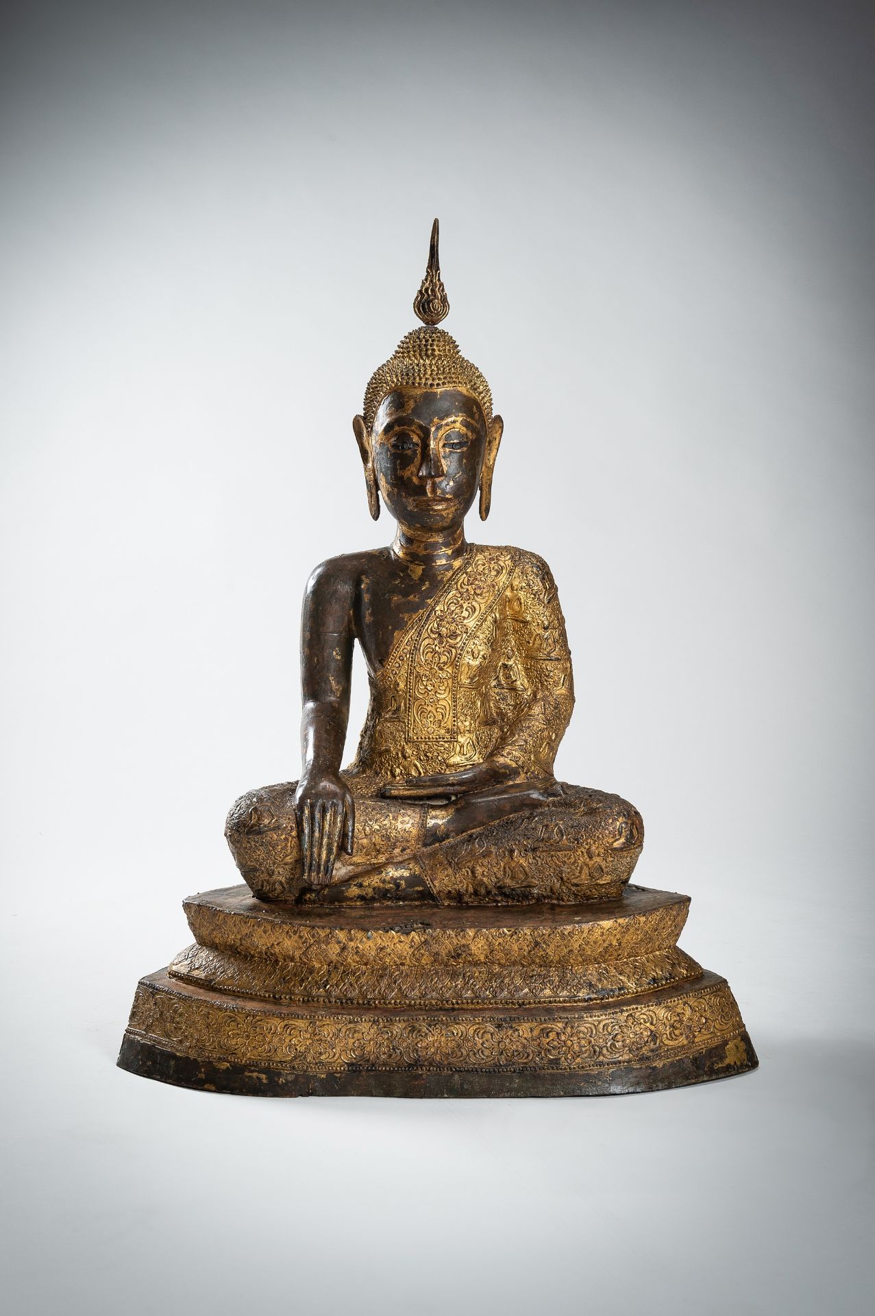 A LARGE GILT-LACQUERED BRONZE FIGURE OF SEATED BUDDHA, RATTANAKOSIN KINGDOM - Bild 2 aus 22