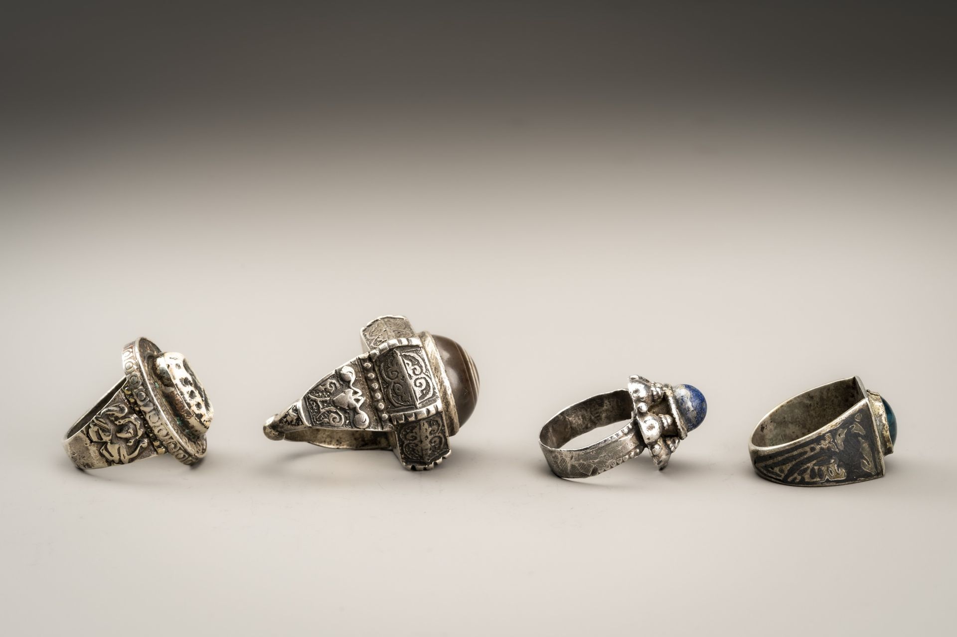 A LOT WITH FOUR HARDSTONE INSET SILVER RINGS - Image 9 of 11