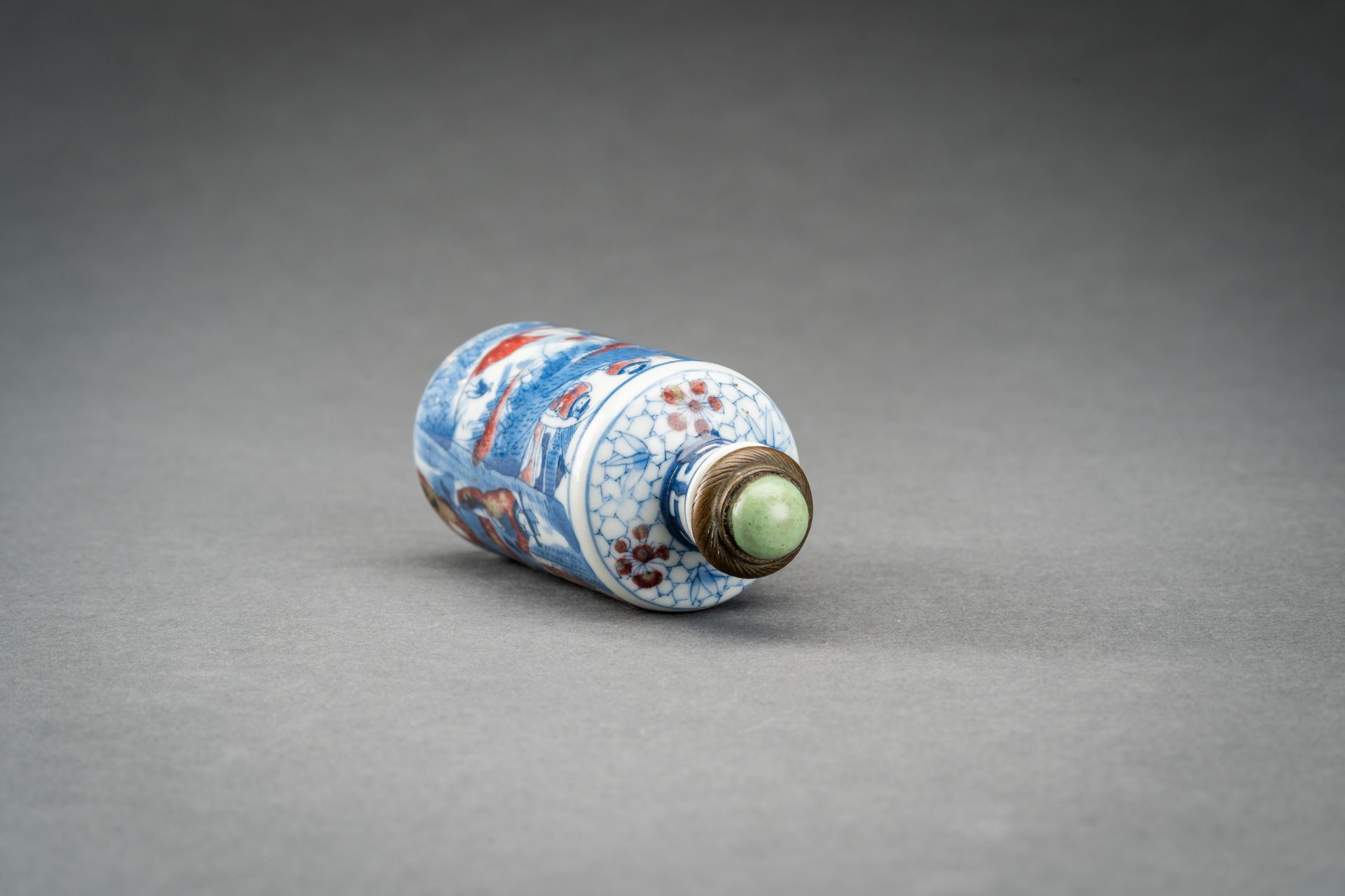 A BLUE, WHITE AND IRON RED PORCELAIN SNUFF BOTTLE WITH PALACE SCENE, QING - Image 7 of 8