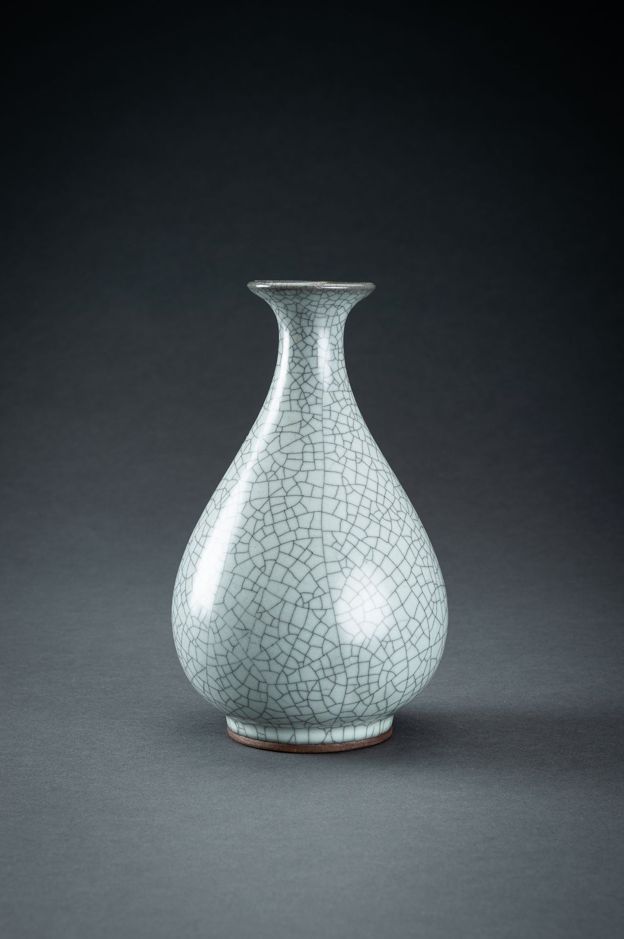 A GUAN-TYPE CRACKLED GLAZED BOTTLE VASE, c. 1920s - Image 9 of 14