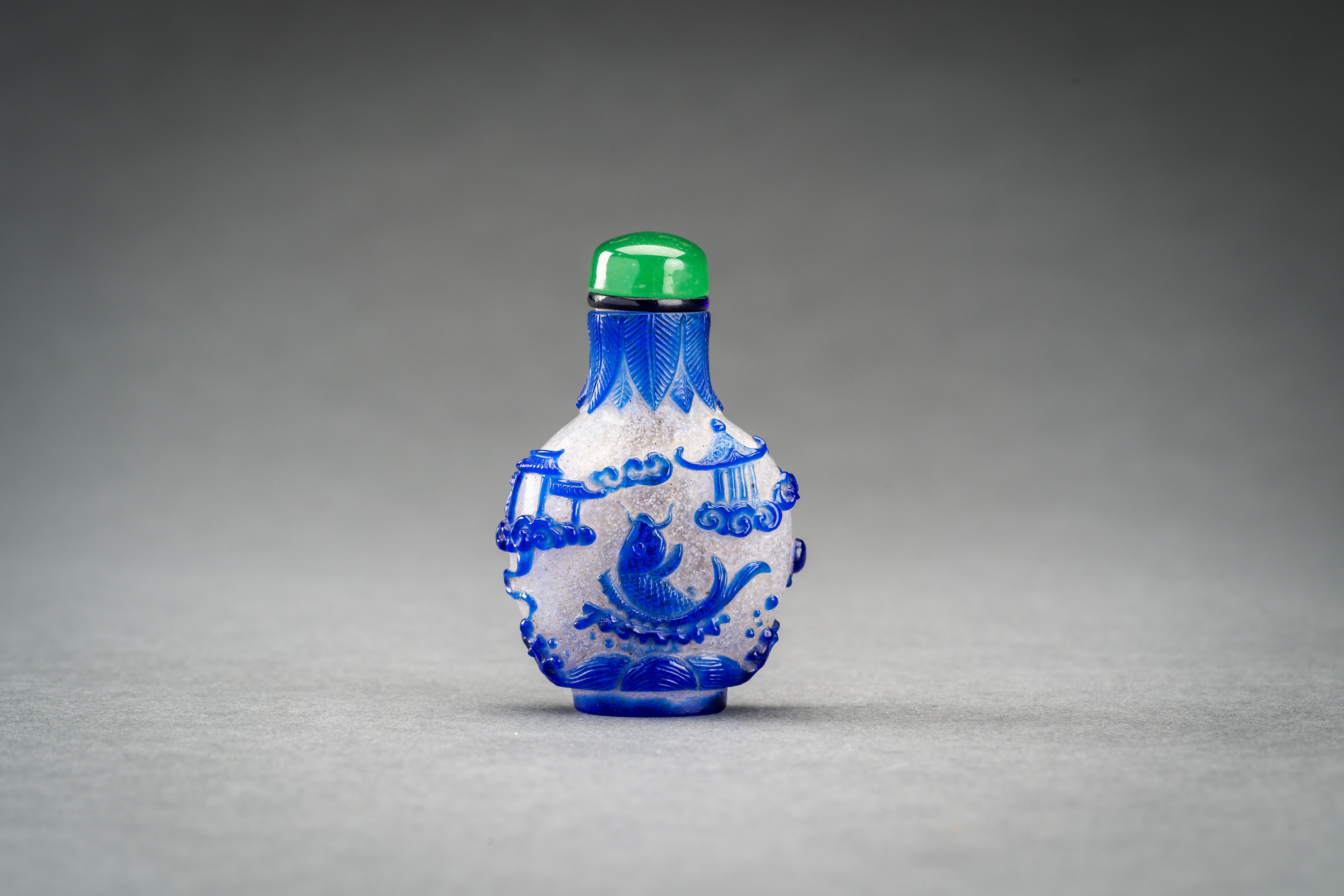 A BLUE OVERLAY 'SNOWFLAKE' GLASS SNUFF BOTTLE - Image 2 of 6