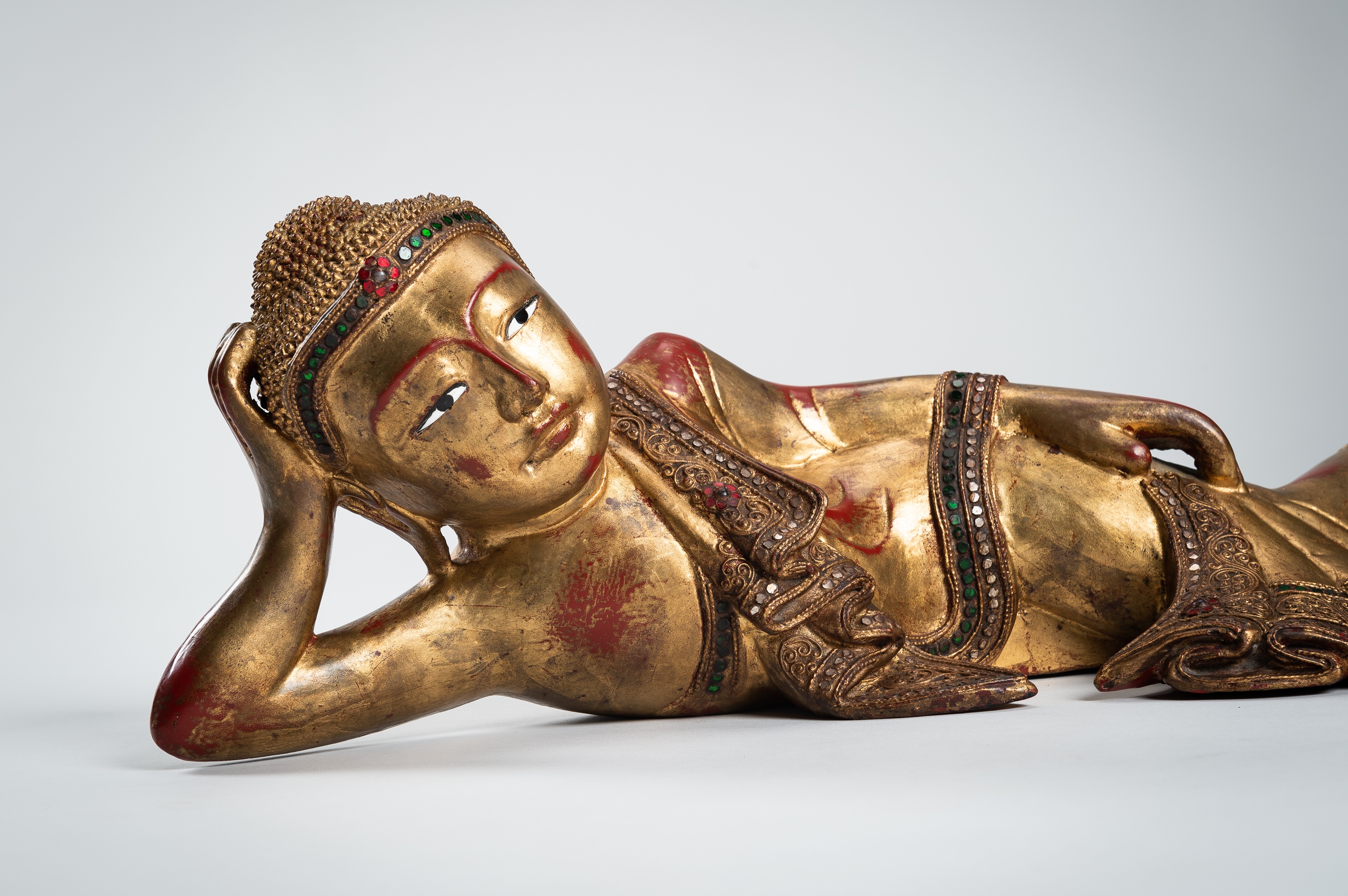 A BURMESE GILT-LACQUERED WOOD FIGURE OF THE RECLINING BUDDHA - Image 6 of 13