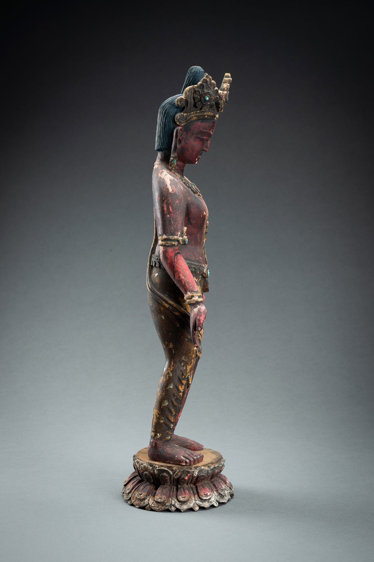 A PAINTED WOOD FIGURE OF PADMAPANI LOKESHVARA - Bild 10 aus 15