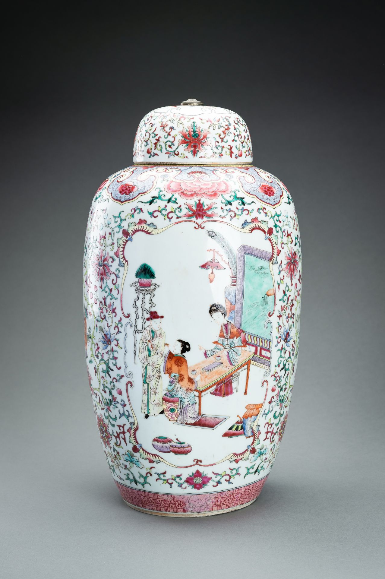 A LARGE FAMILLE ROSE PORCELAIN VASE AND COVER, QING