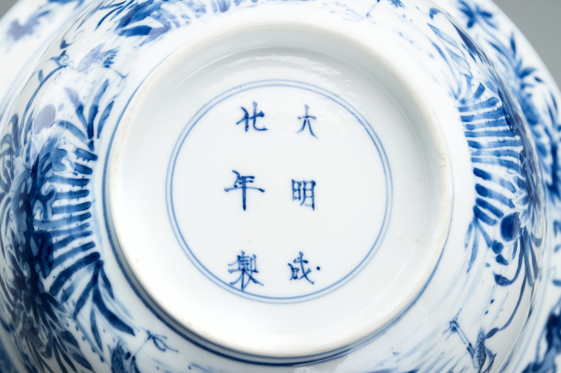 A BLUE AND WHITE PORCELAIN 'FLOWERS AND CRANES' BOWL, KANGXI - Bild 17 aus 17