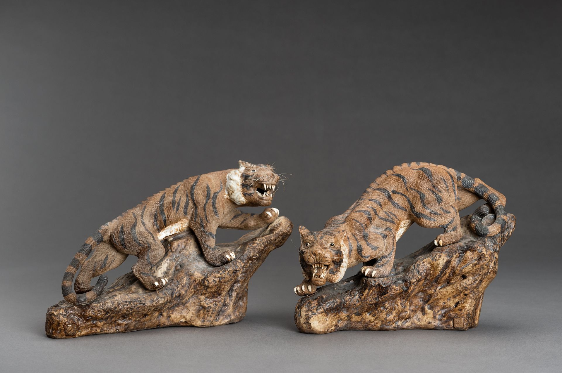 A PAIR OF SHIWAN PORCELAIN TIGERS - Bild 2 aus 11