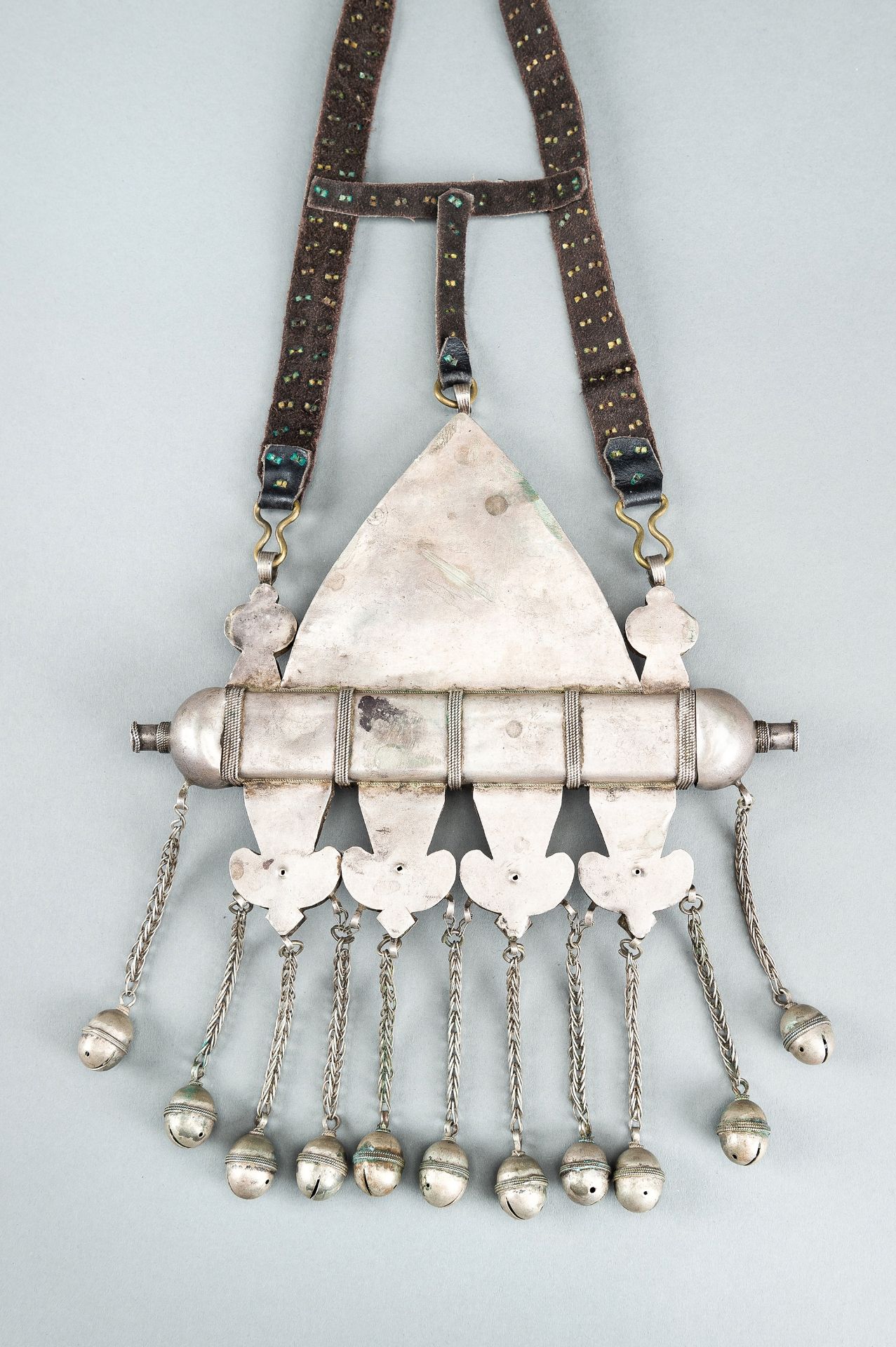 A TURKOMAN SILVER AND CARNELIAN AMULET HOLDER, c. 1900s - Bild 12 aus 13