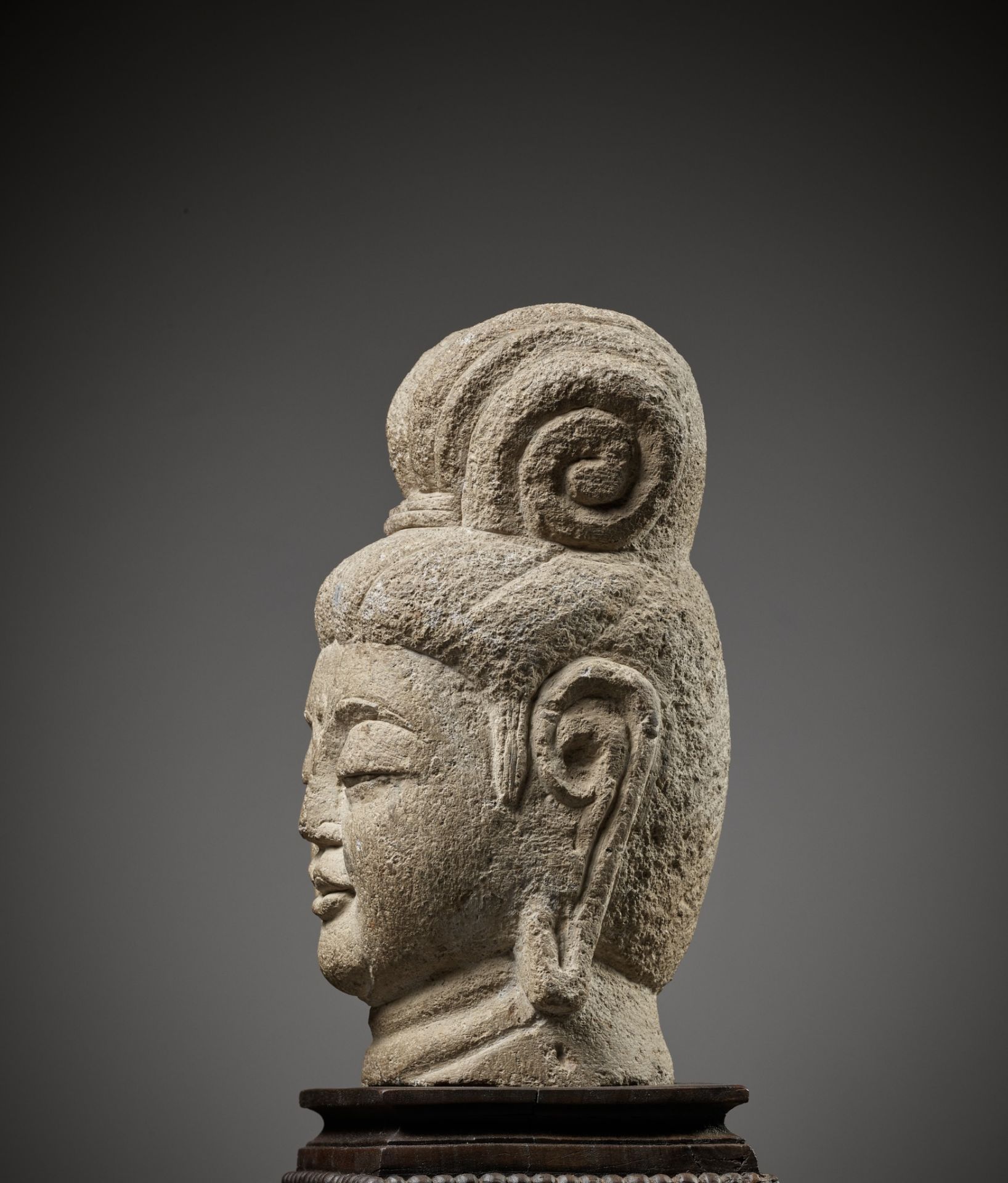 A RARE SANDSTONE HEAD OF GUANYIN, SUI TO TANG DYNASTY - Bild 8 aus 13