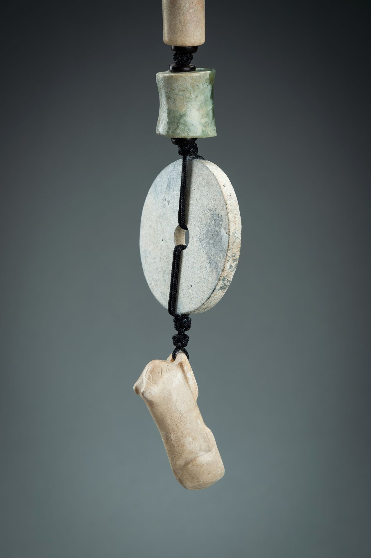 A PENDANT WITH JADE AND HARDSTONE ORNAMENTS, QING - Image 5 of 13