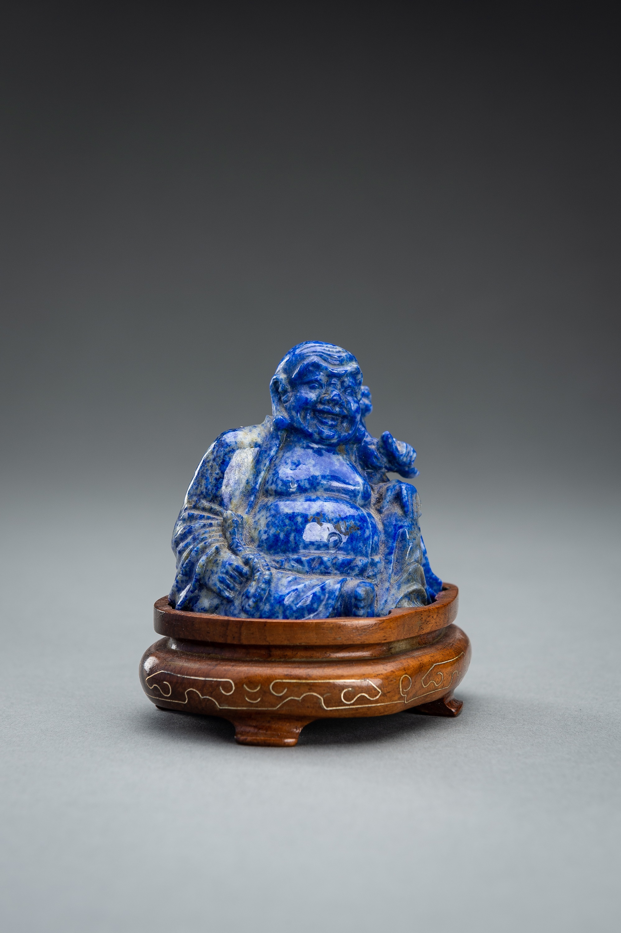 A LAPIS LAZULI FIGURE OF BUDAI WITH CHILD, 19TH CENTURY - Image 6 of 10