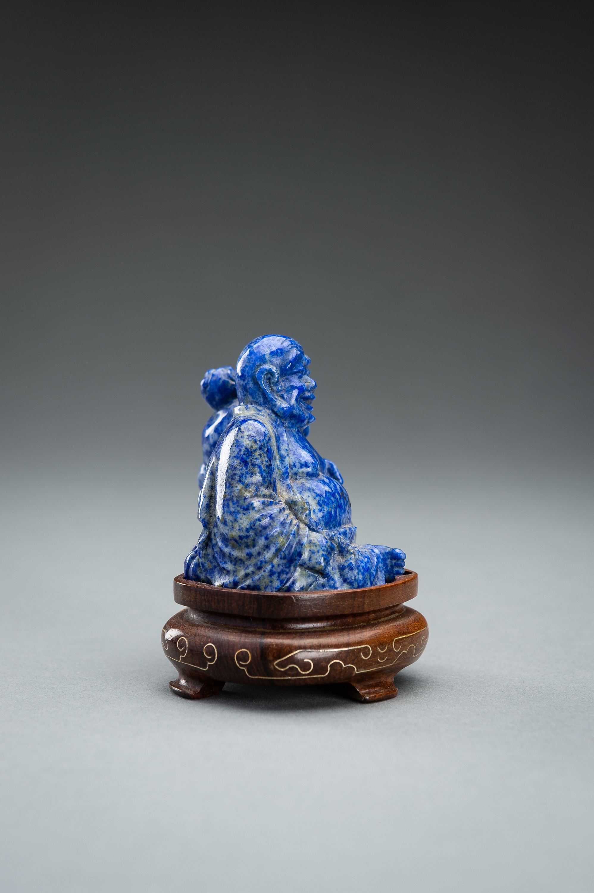 A LAPIS LAZULI FIGURE OF BUDAI WITH CHILD, 19TH CENTURY - Image 7 of 10