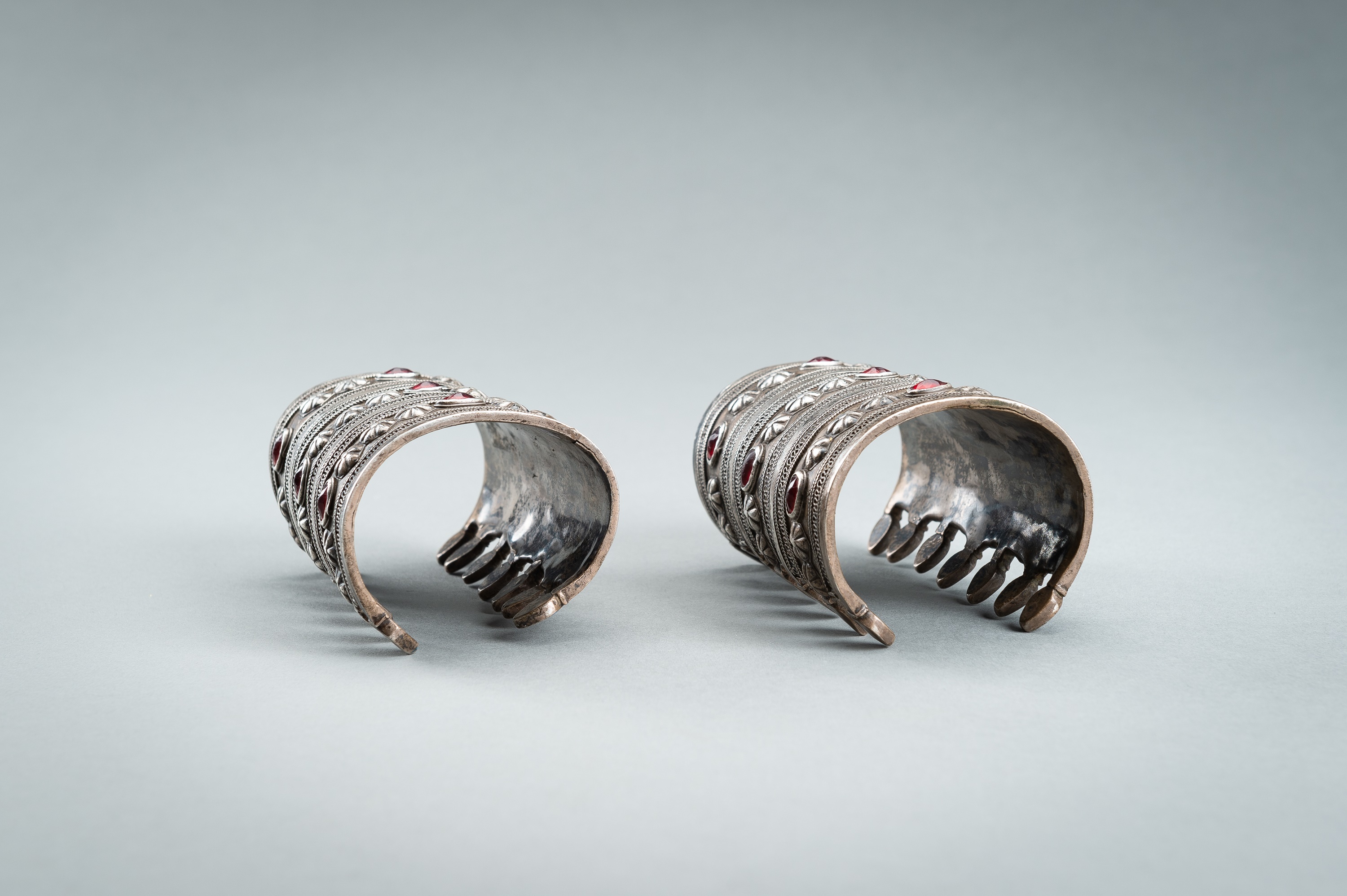A PAIR OF TURKOMAN GLASS INSET SILVER BRACELETS, c. 1900s - Image 9 of 12
