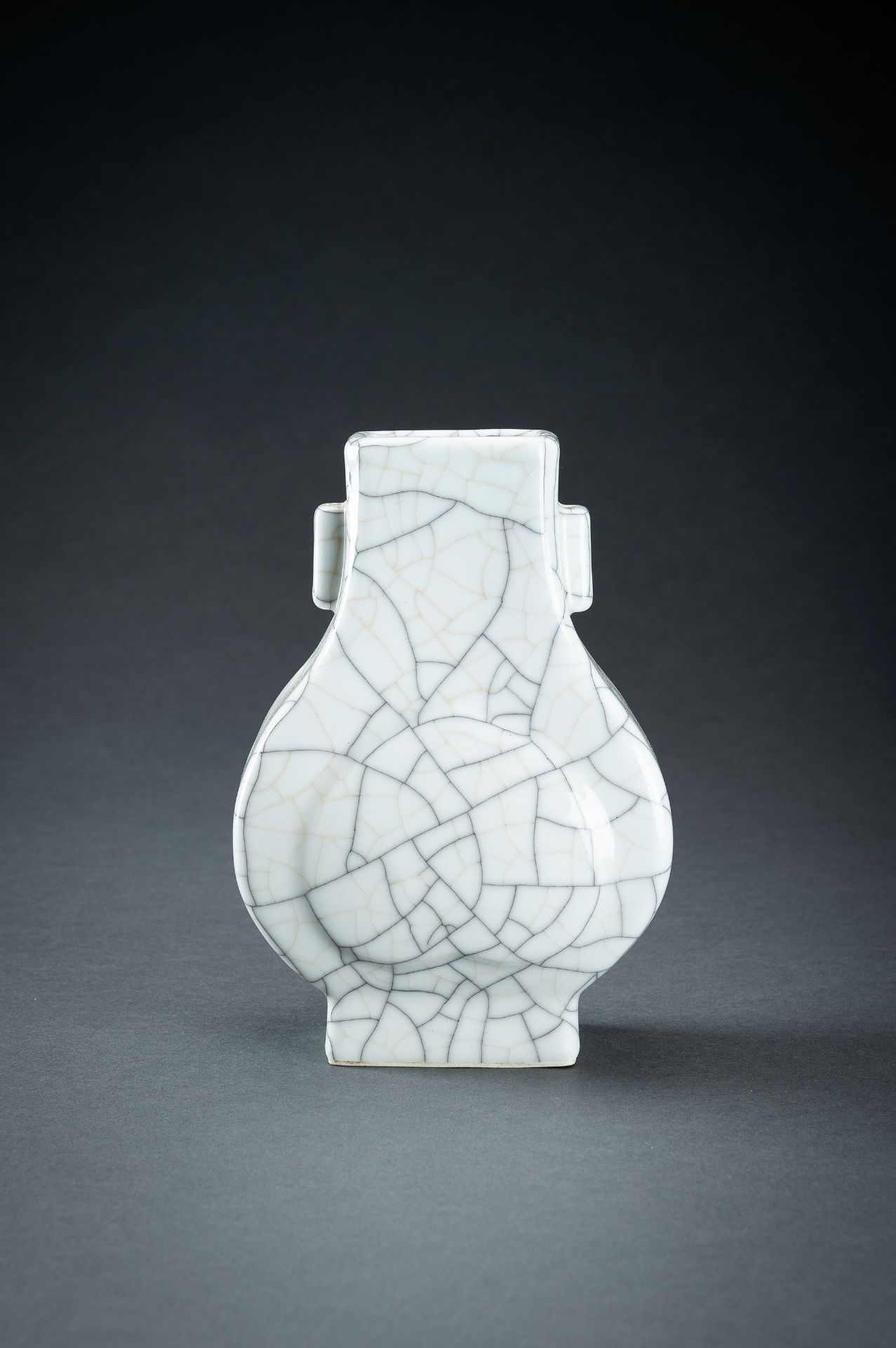 A GUAN-TYPE CRACKLED 'PEACH' VASE, HU, c. 1920s - Bild 2 aus 13