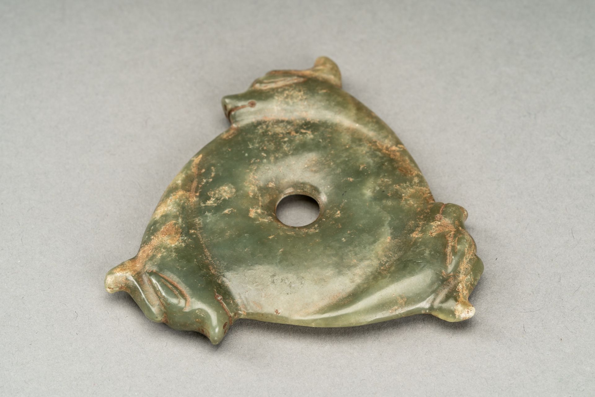 A LOT WITH TWO ARCHAISTIC HONGSHAN STYLE JADE DISCS, QING - Bild 4 aus 5