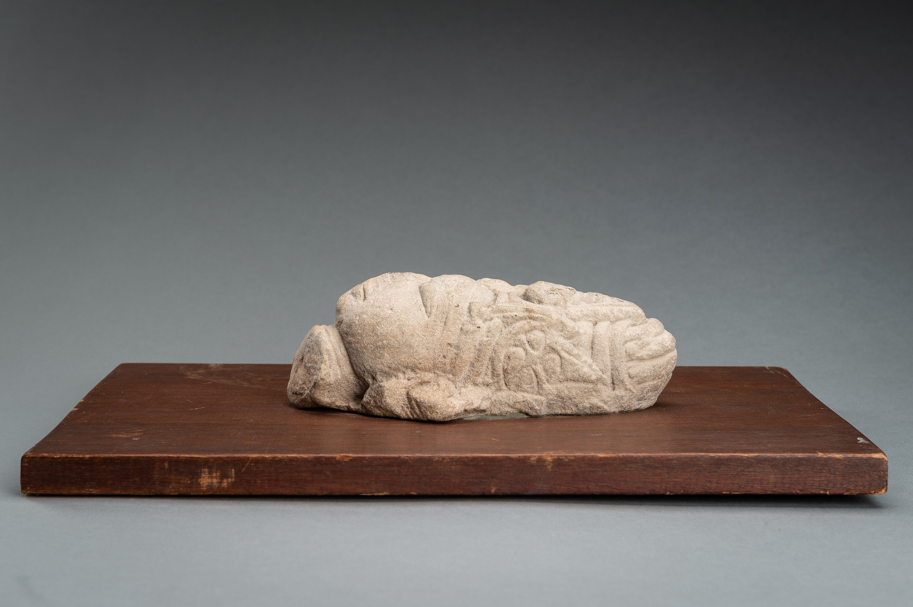 A SANDSTONE HEAD OF VISHNU WITH A MITER CROWN - Image 11 of 14