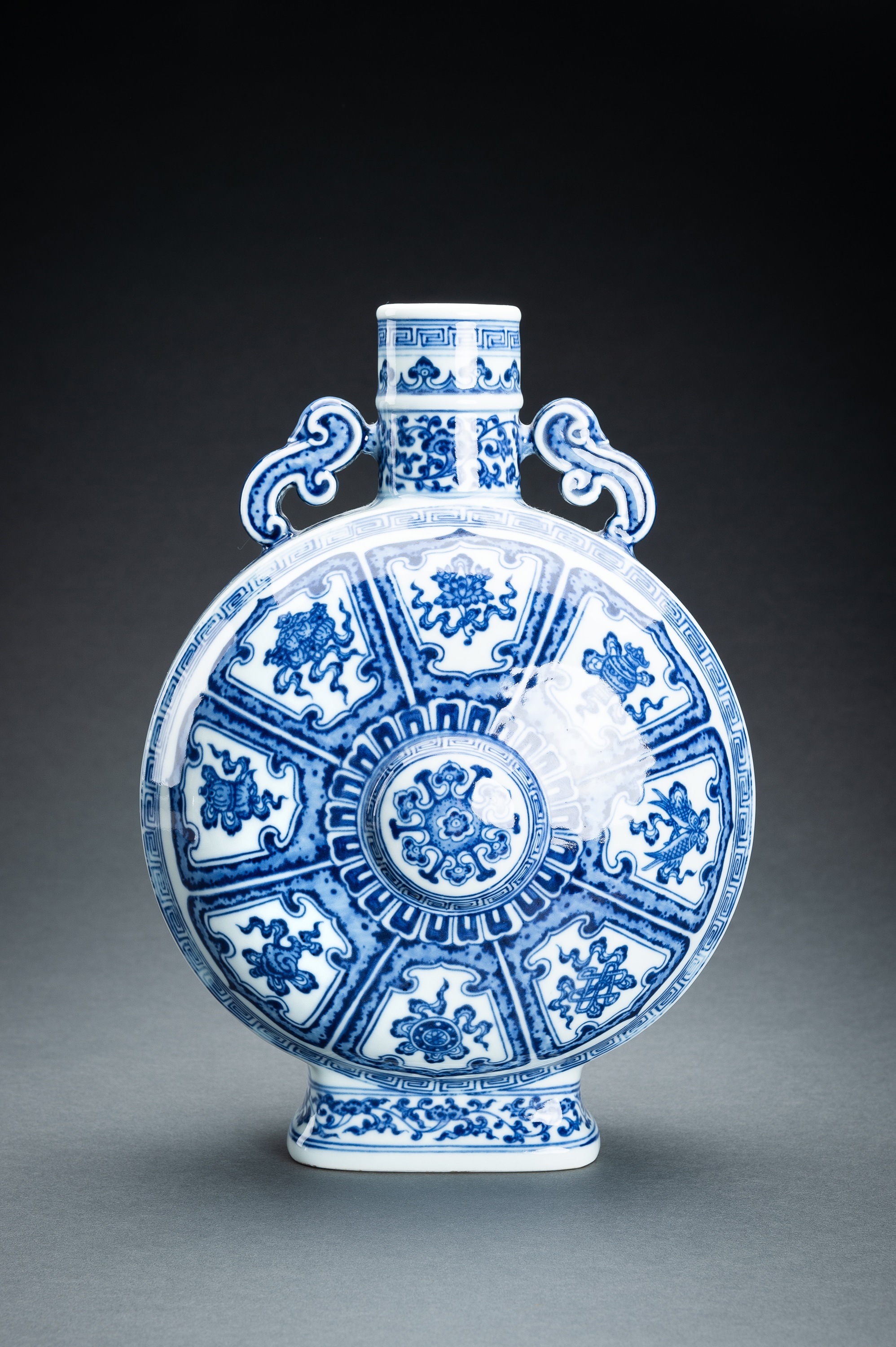 A BLUE AND WHITE 'BAJIXIANG' PORCELAIN MOONFLASK VASE - Image 2 of 17