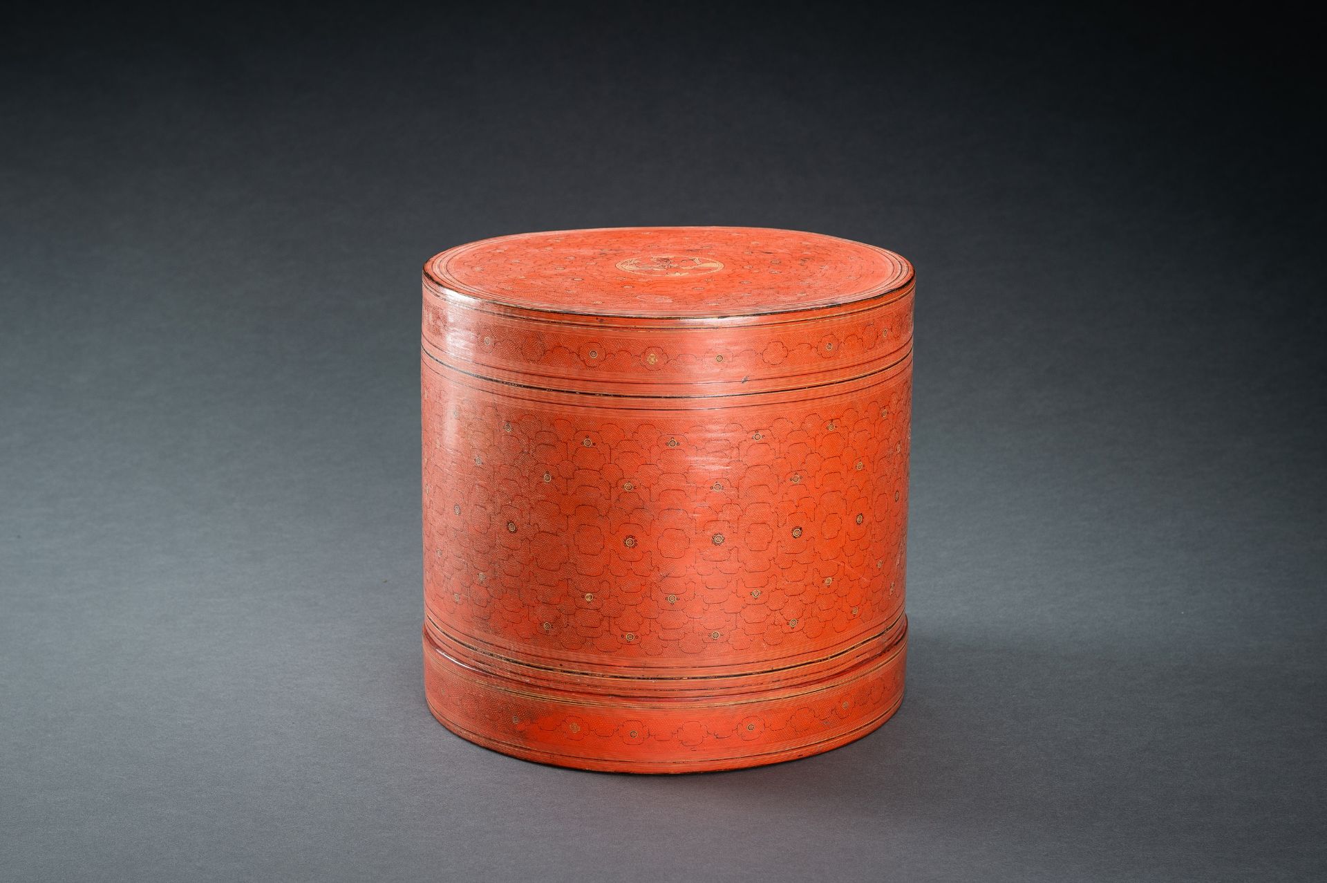 A LARGE FOUR-TIERED LACQUERED BAMBOO BETEL BOX, 1900-1950 - Image 4 of 14