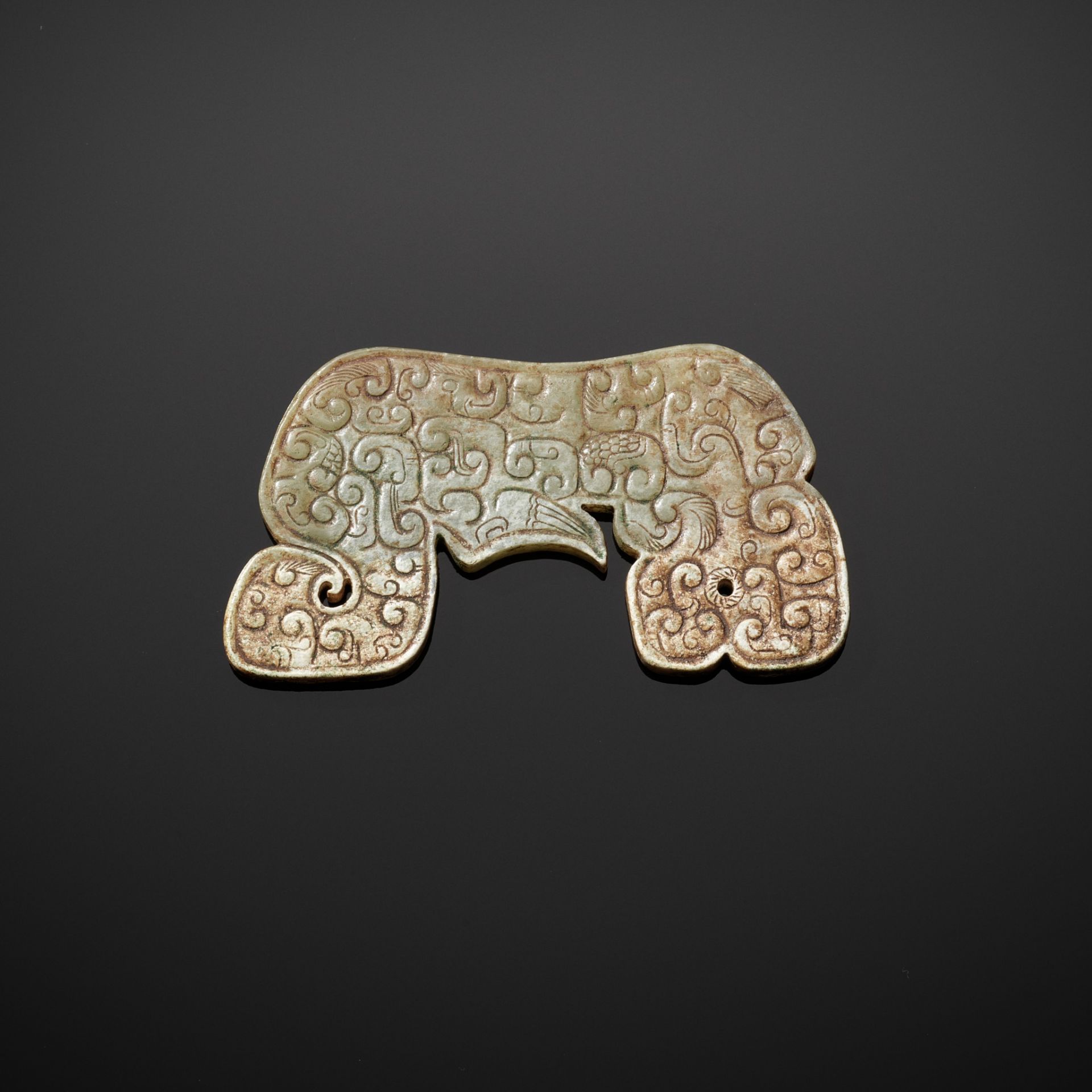 A TIGER-SHAPED PENDANT, SPRING AND AUTUMN PERIOD