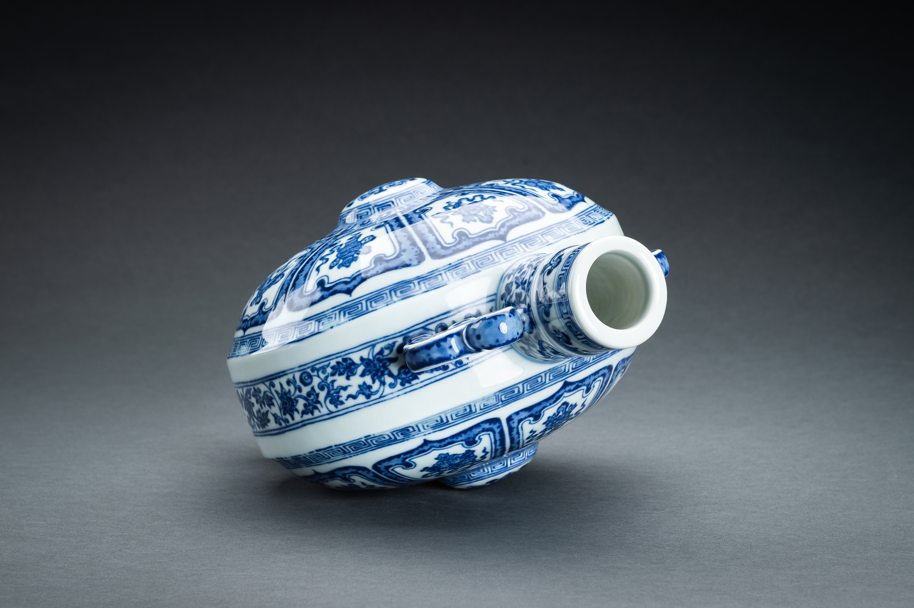 A BLUE AND WHITE 'BAJIXIANG' PORCELAIN MOONFLASK VASE - Image 14 of 17