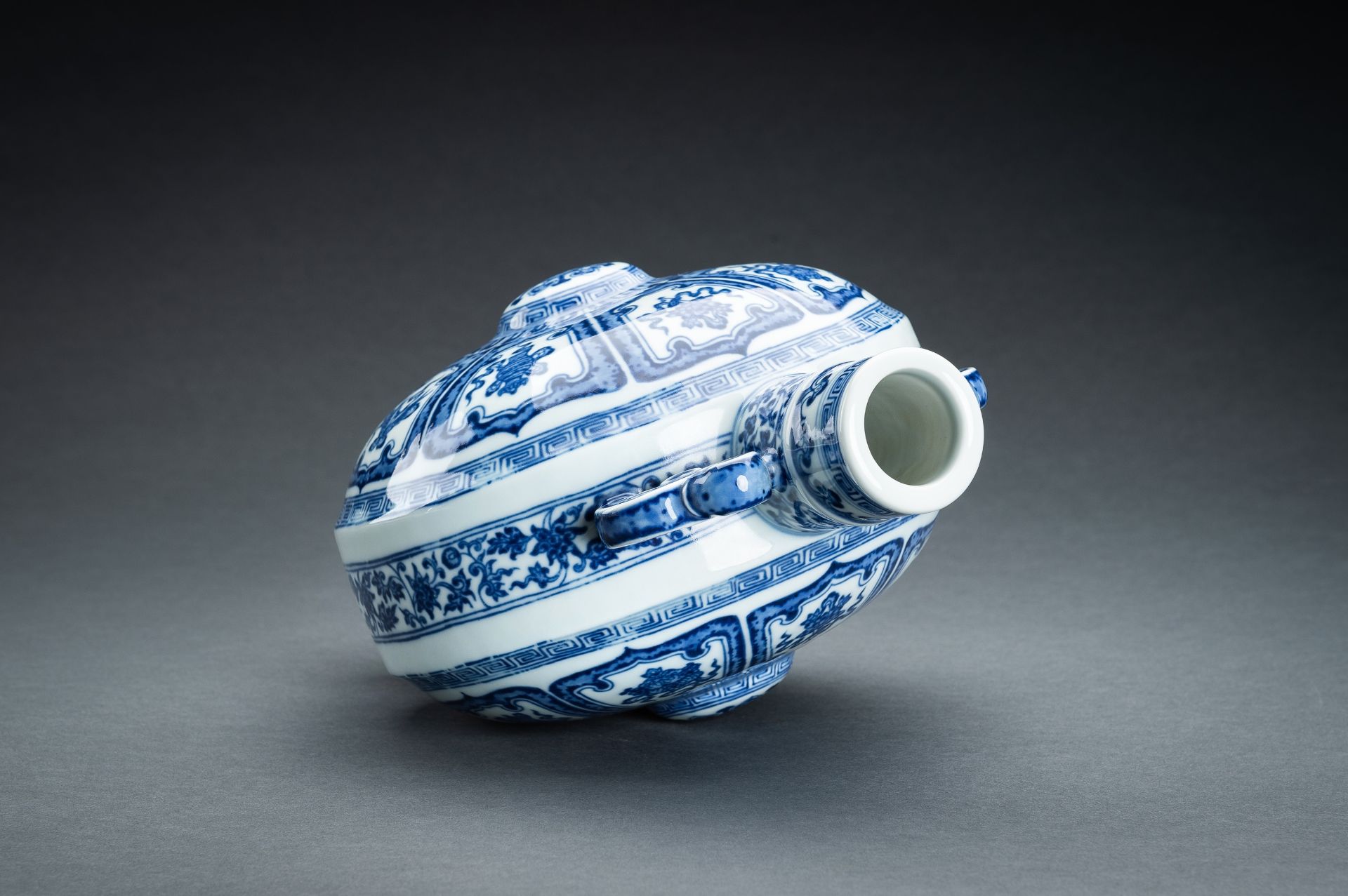 A BLUE AND WHITE 'BAJIXIANG' PORCELAIN MOONFLASK VASE - Image 14 of 17