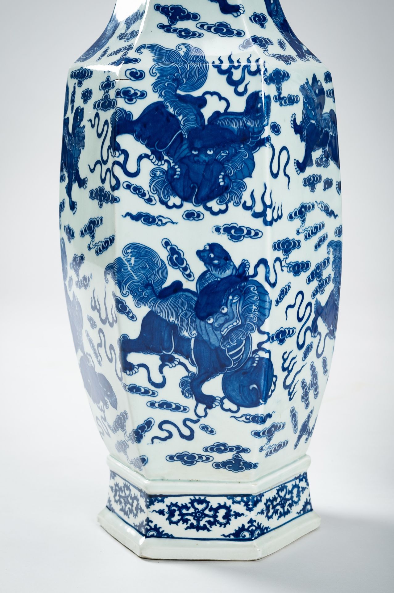 A LARGE PAIR OF BLUE AND WHITE PORCELAIN VASES WITH BUDDHIST LIONS, QING - Image 6 of 19