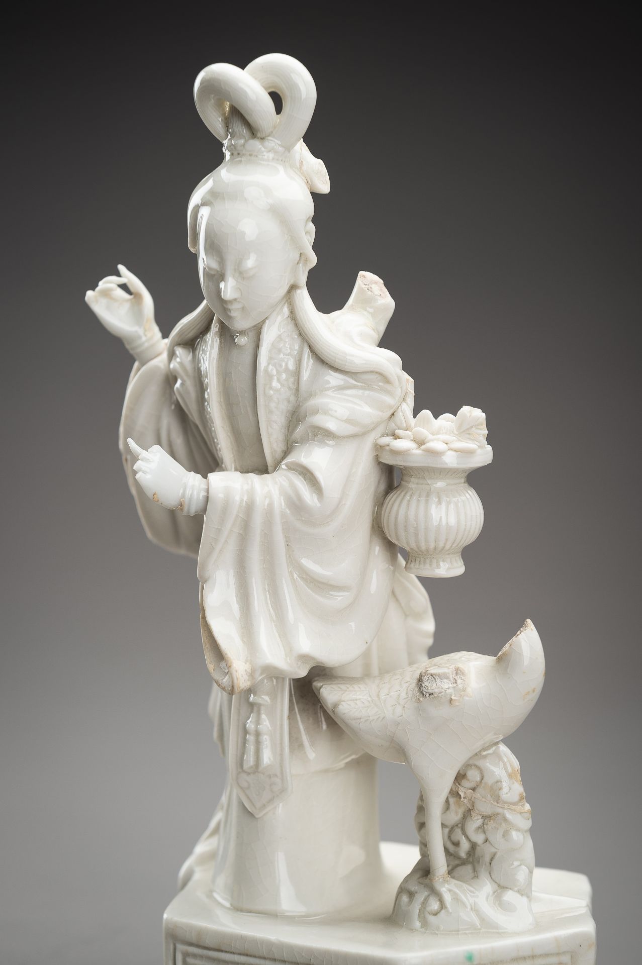 A PAIR OF DEHUA PORCELAIN FIGURES, 18th CENTURY - Bild 7 aus 15