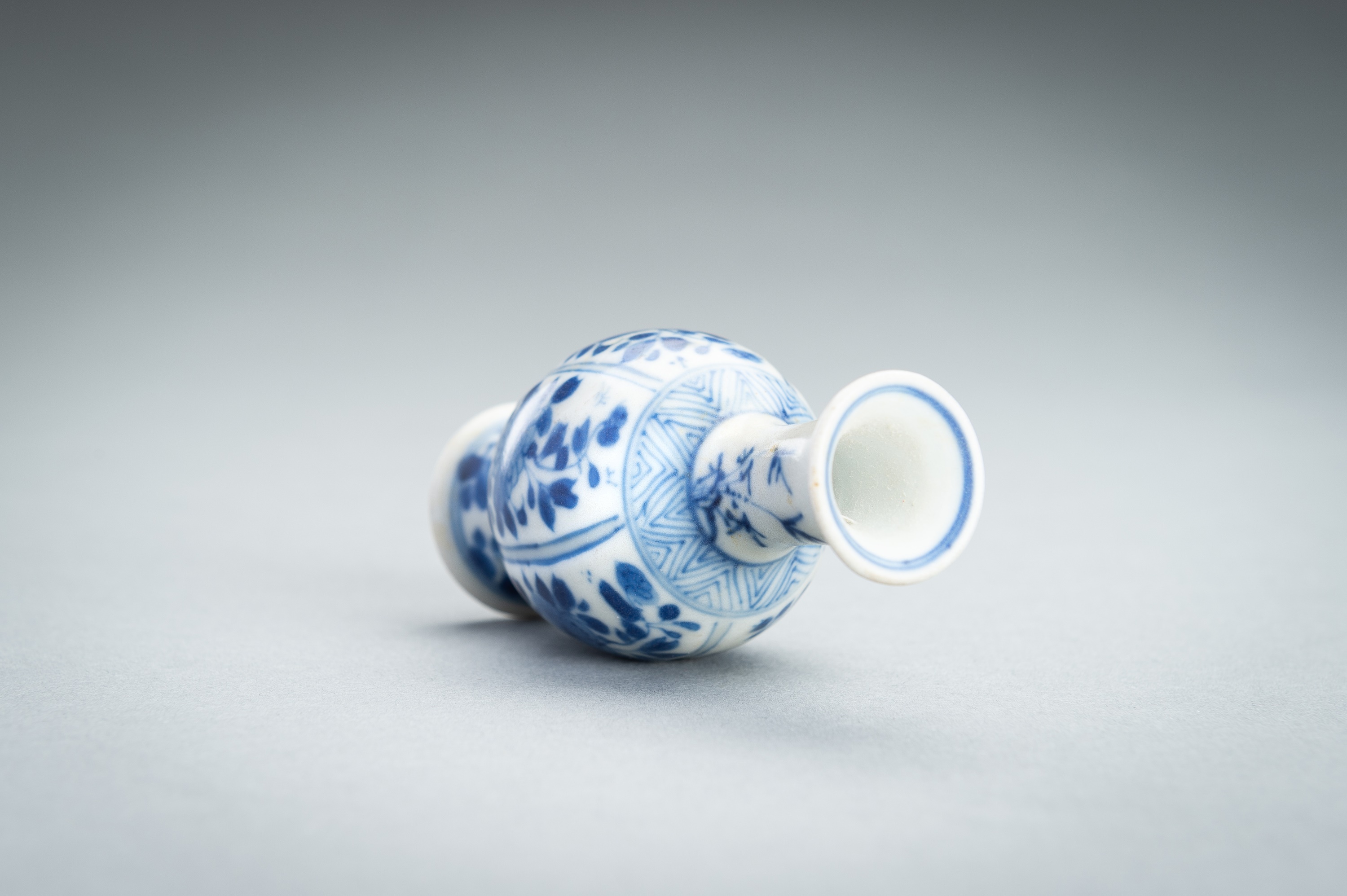 A MINIATURE VUNG TAU CARGO BLUE AND WHITE PORCELAIN VASE, c. 1680 - Image 9 of 12