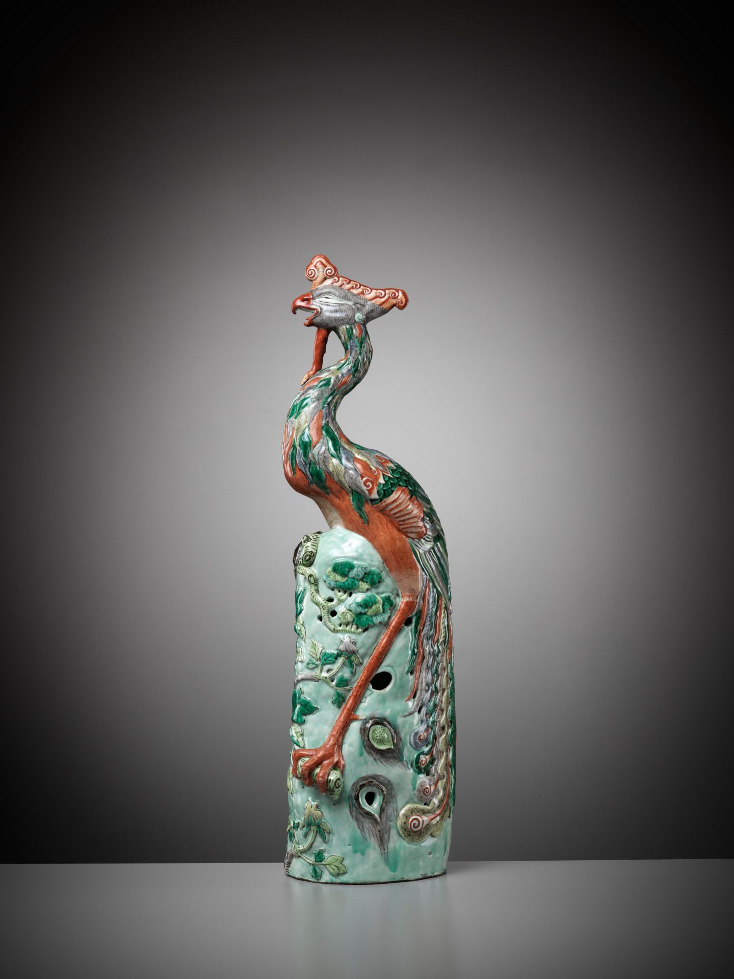 AN EXCEPTIONALLY LARGE FAMILLE VERTE FIGURE OF A PHOENIX, MID-QING DYNASTY - Bild 12 aus 17