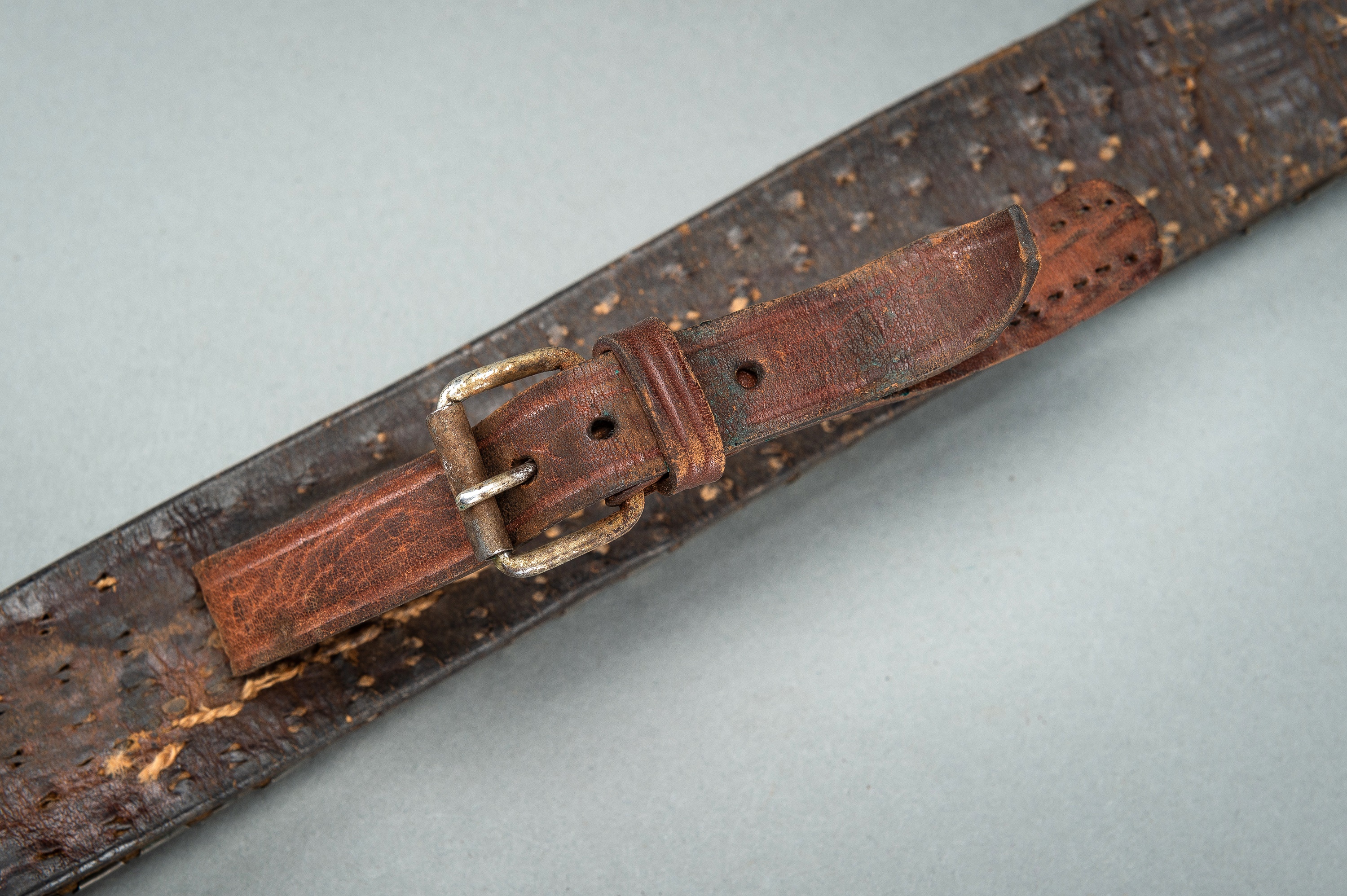 AN OTTOMAN LEATHER BELT SET WITH CARNELIANS AND SILVER - Image 11 of 12