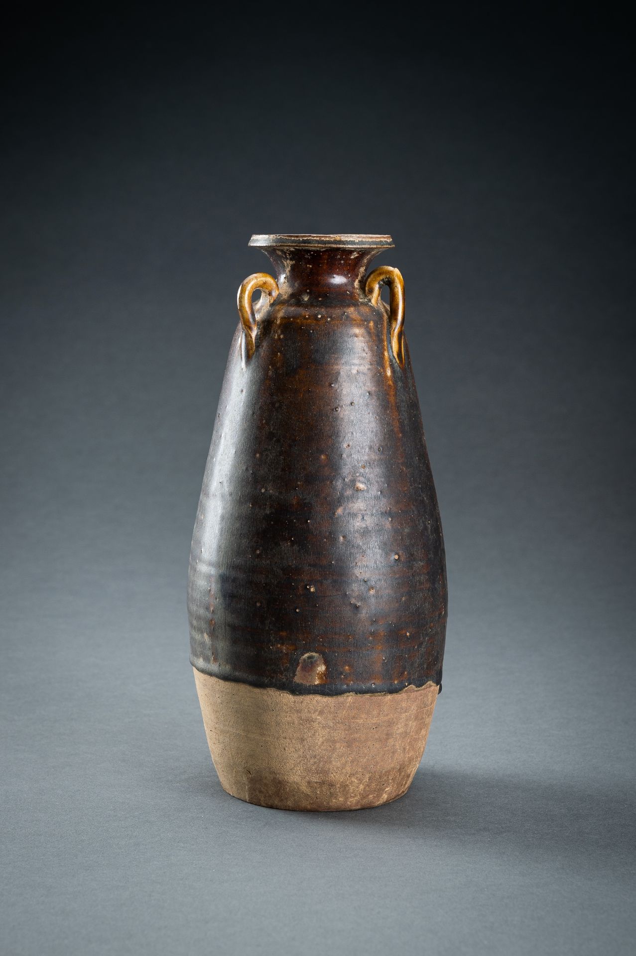 A BROWN-GLAZED CERAMIC AMPHORA VASE, SONG DYNASTY - Image 11 of 13