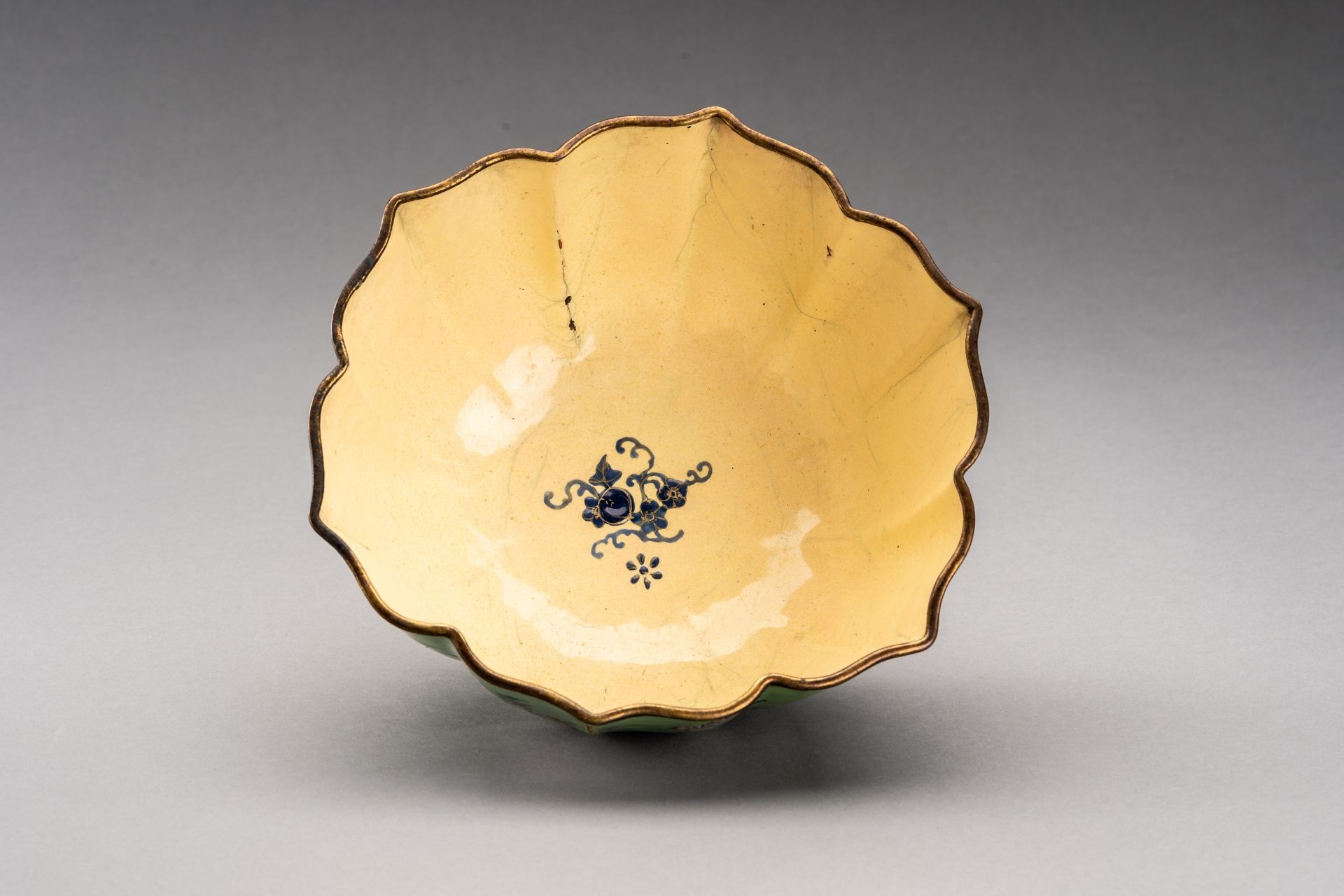 A LARGE LOBED CANTON ENAMEL BOWL, QING - Image 4 of 7