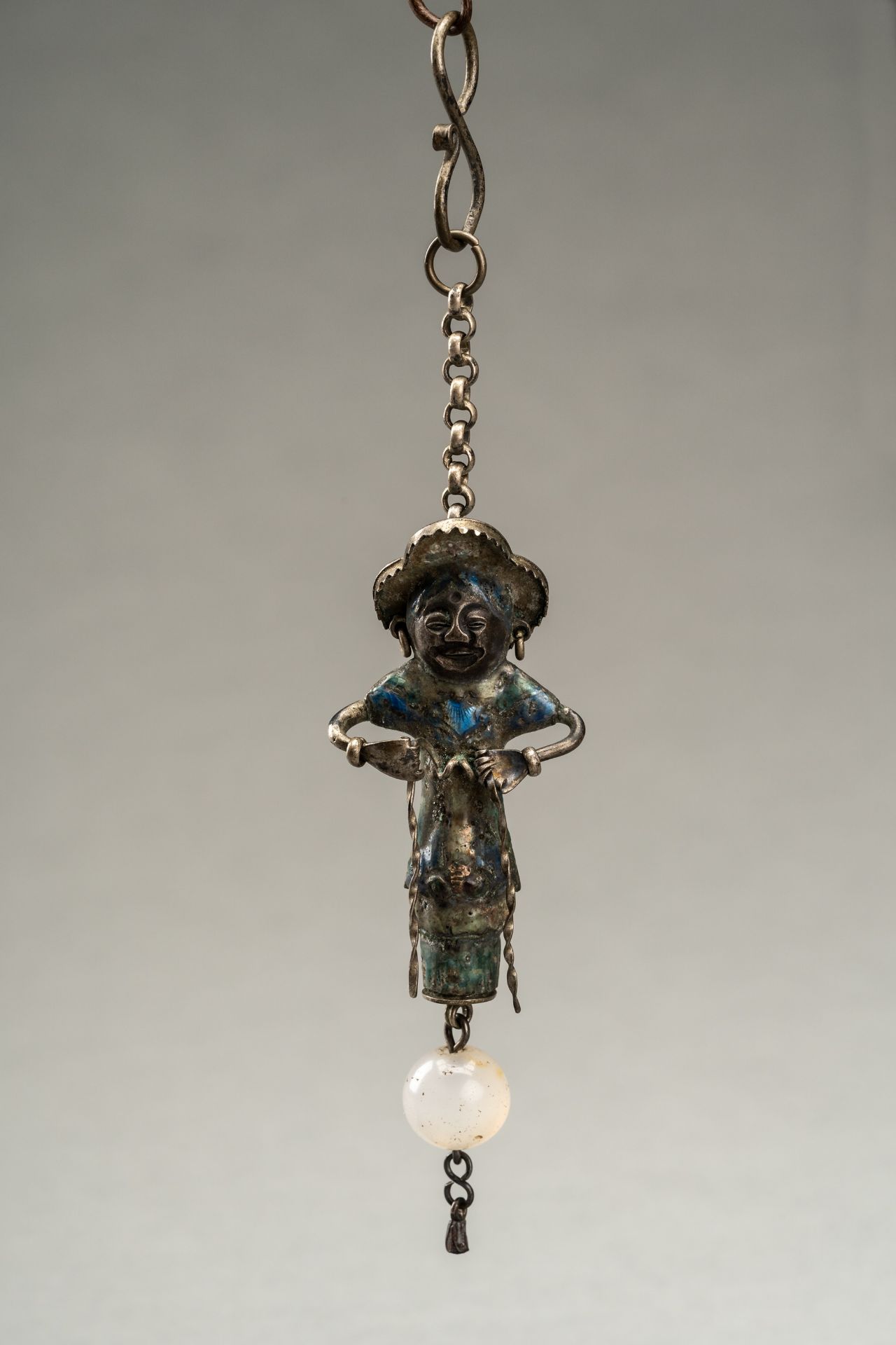 AN ENAMELED SILVER NEEDLE HOLDER, 17th CENTURY - Image 3 of 10