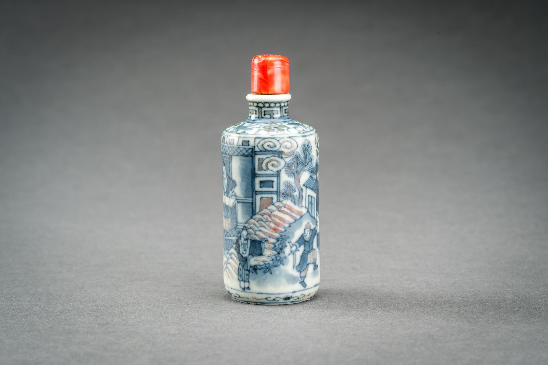 A BLUE, WHITE AND IRON RED PORCELAIN SNUFF BOTTLE, QING DYNASTY - Image 2 of 8