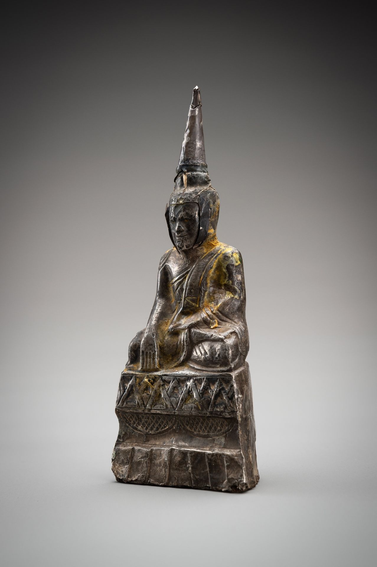 A BURMESE SILVER FOIL FIGURE OF A BUDDHA, SHAN STATE - Bild 8 aus 12