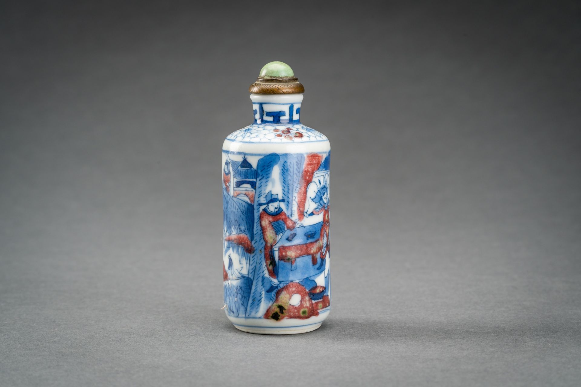 A BLUE, WHITE AND IRON RED PORCELAIN SNUFF BOTTLE WITH PALACE SCENE, QING - Image 6 of 8