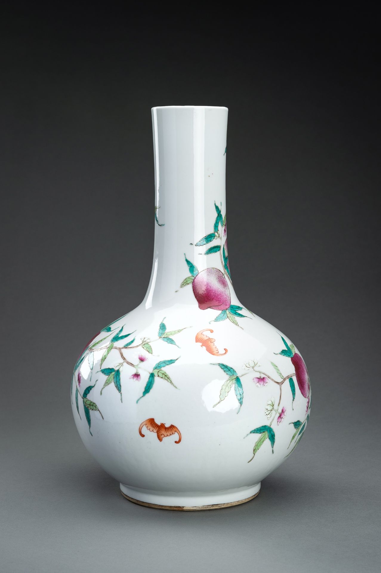 A FAMILLE ROSE 'NINE PEACHES' PORCELAIN VASE, TIANQIUPING - Bild 5 aus 11