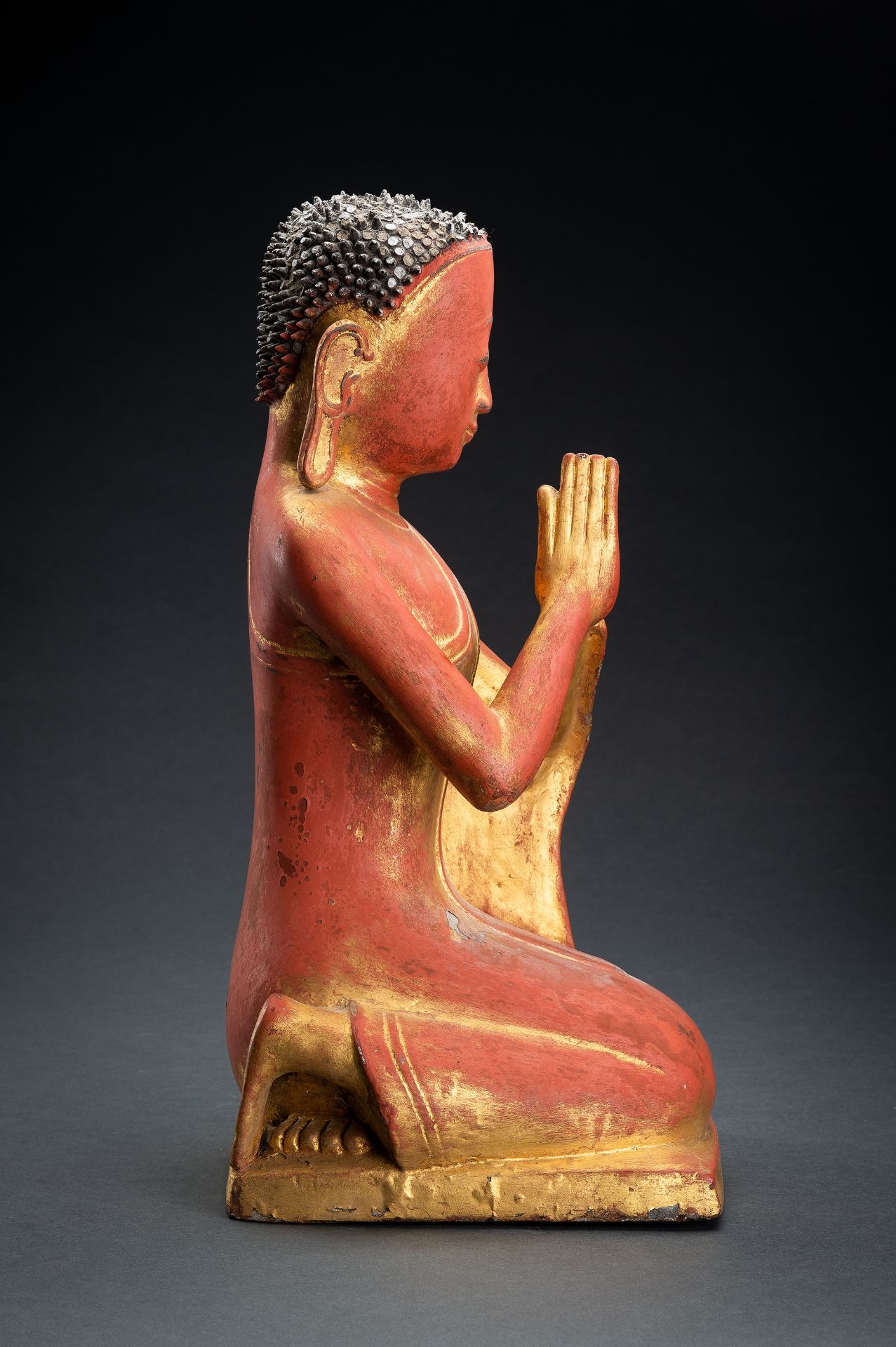 A BURMESE LACQUERED PAPER MACHE FIGURE OF A MONK, 18th - 19th CENTURY - Image 7 of 15