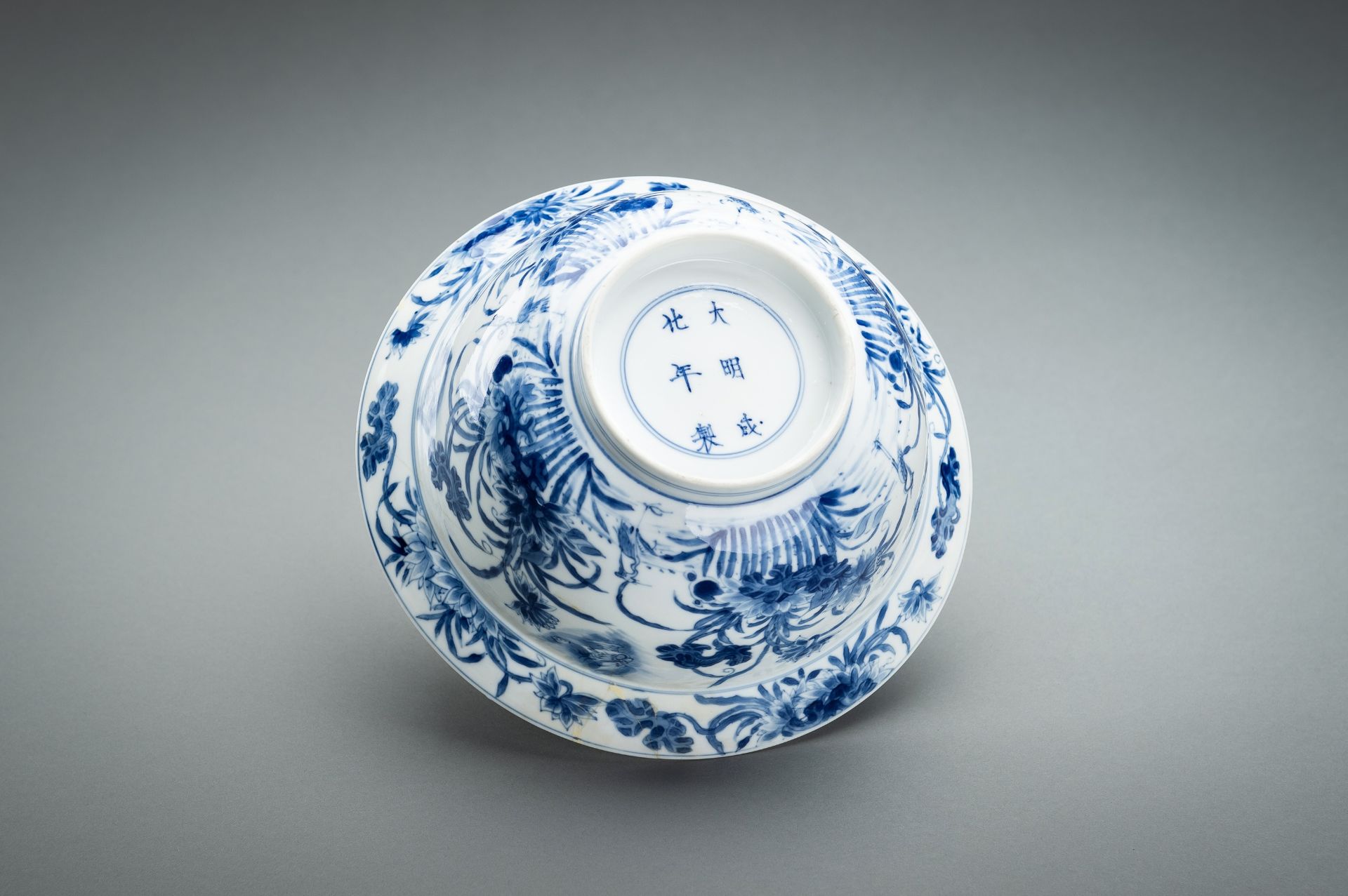 A BLUE AND WHITE PORCELAIN 'FLOWERS AND CRANES' BOWL, KANGXI - Bild 16 aus 17