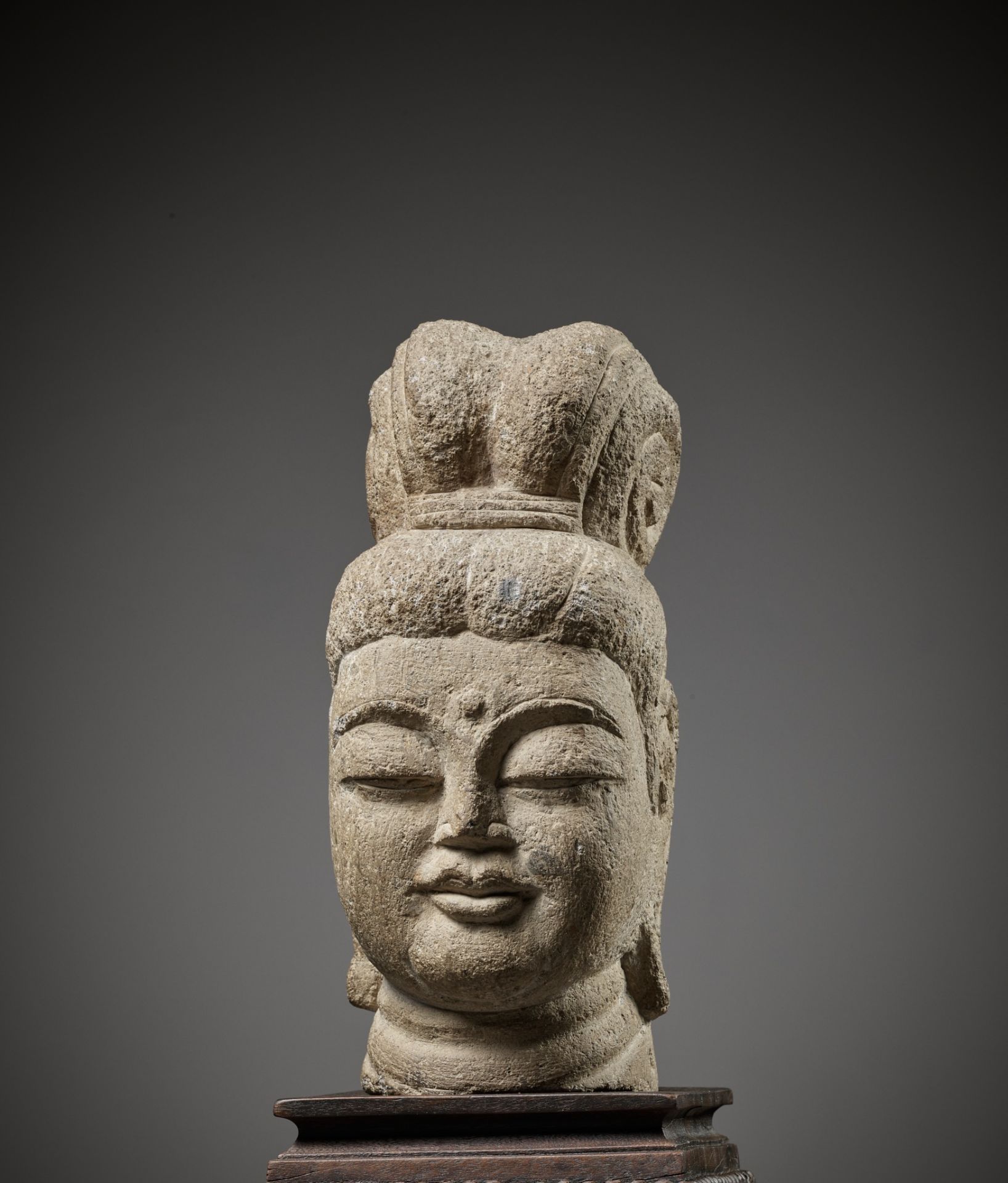 A RARE SANDSTONE HEAD OF GUANYIN, SUI TO TANG DYNASTY - Bild 12 aus 13