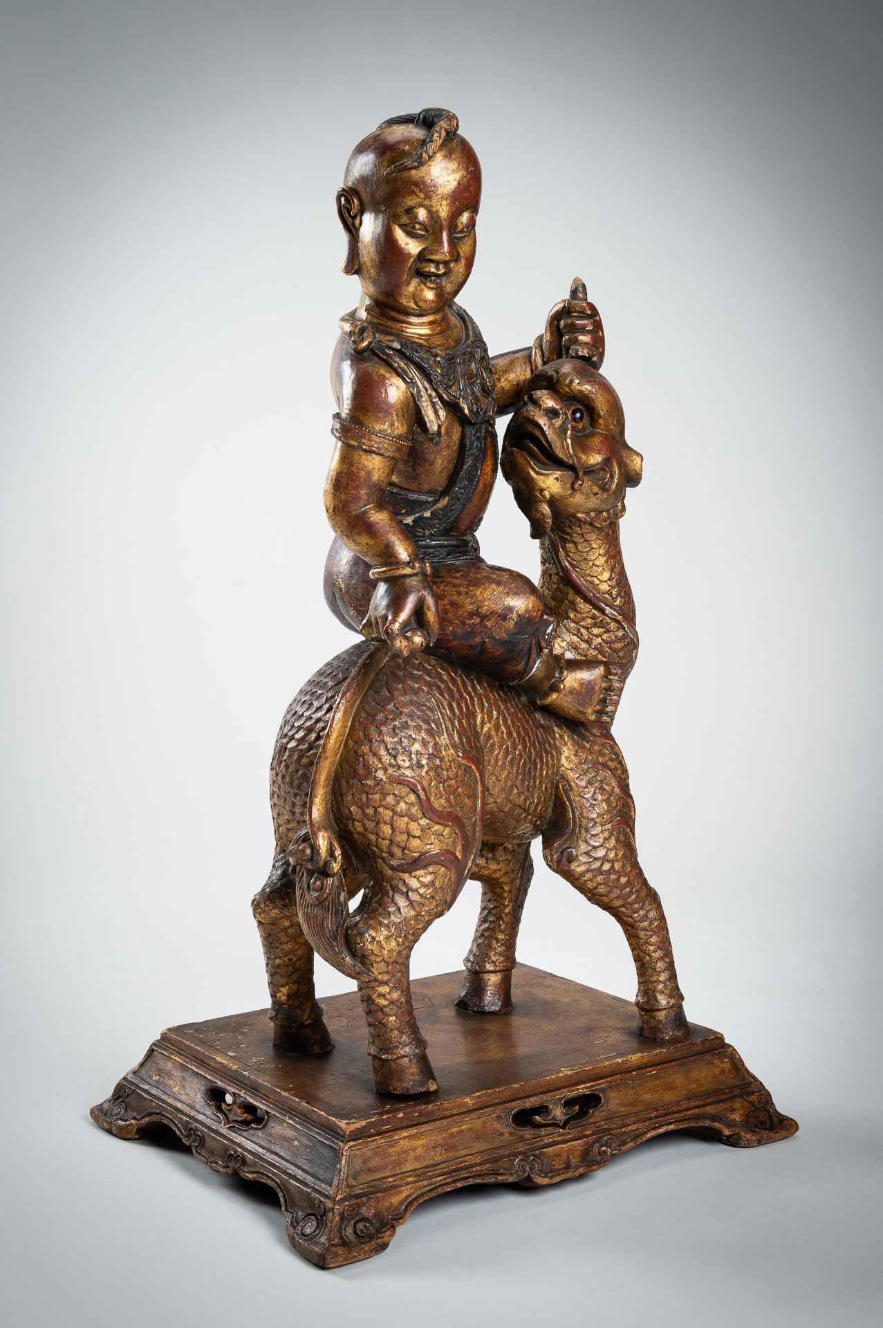 A VERY LARGE GILT-LACQUERED WOOD STATUE OF YOUNG BUDDHA RIDING QILIN - Image 15 of 19