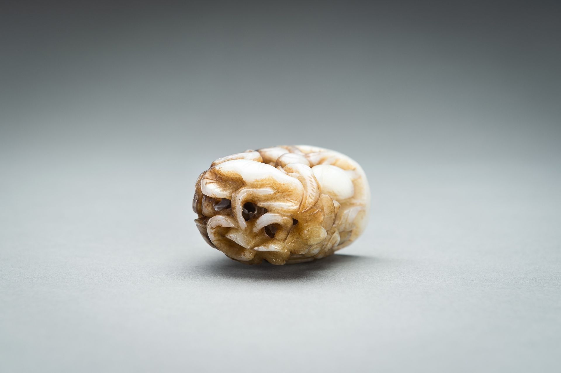 A WHITE AND RUSSET JADE 'CRANE AND LOTUS' FINIAL, QING - Image 8 of 10