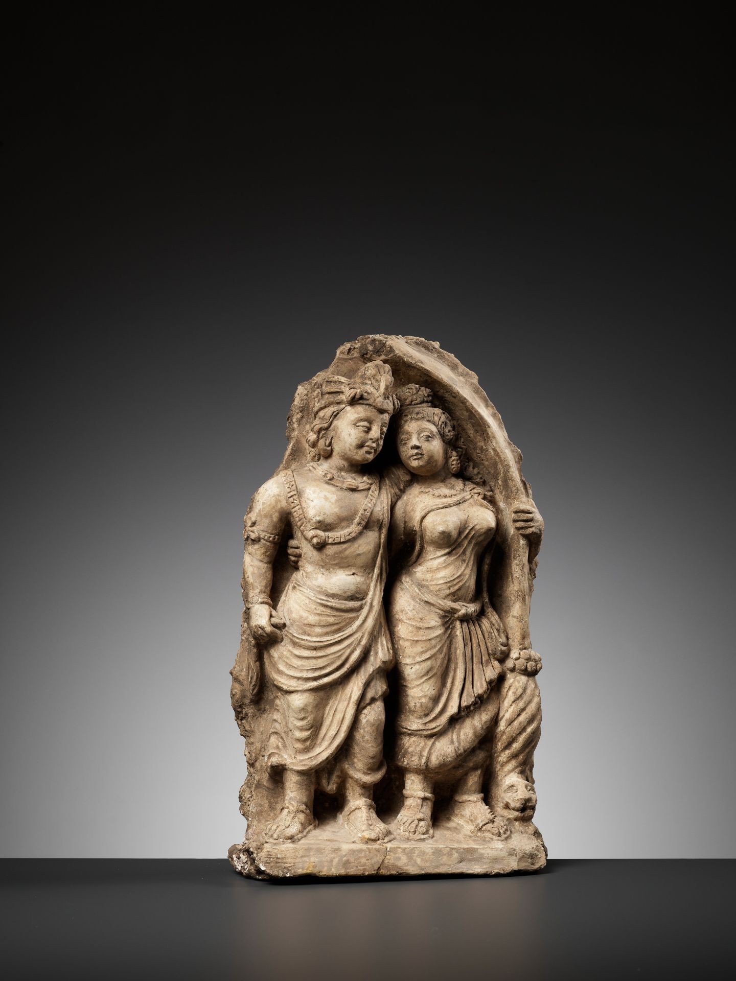 A RARE 'NOBLE COUPLE UNDER ARCH' STUCCO RELIEF, ANCIENT REGION OF GANDHARA - Bild 8 aus 10