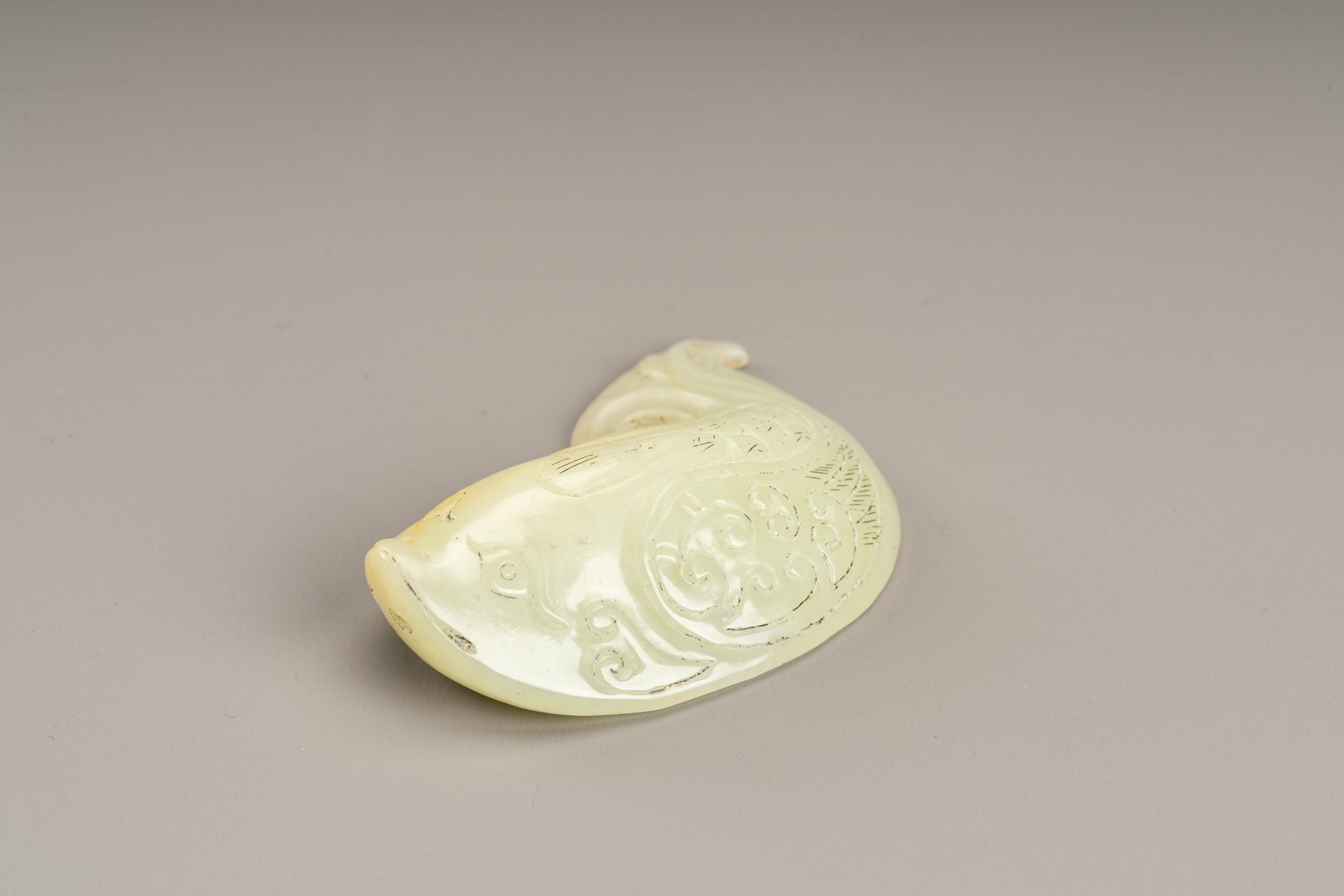 A CELADON JADE `FISHÂ´ PENDANT, c. 1920s - Image 3 of 7