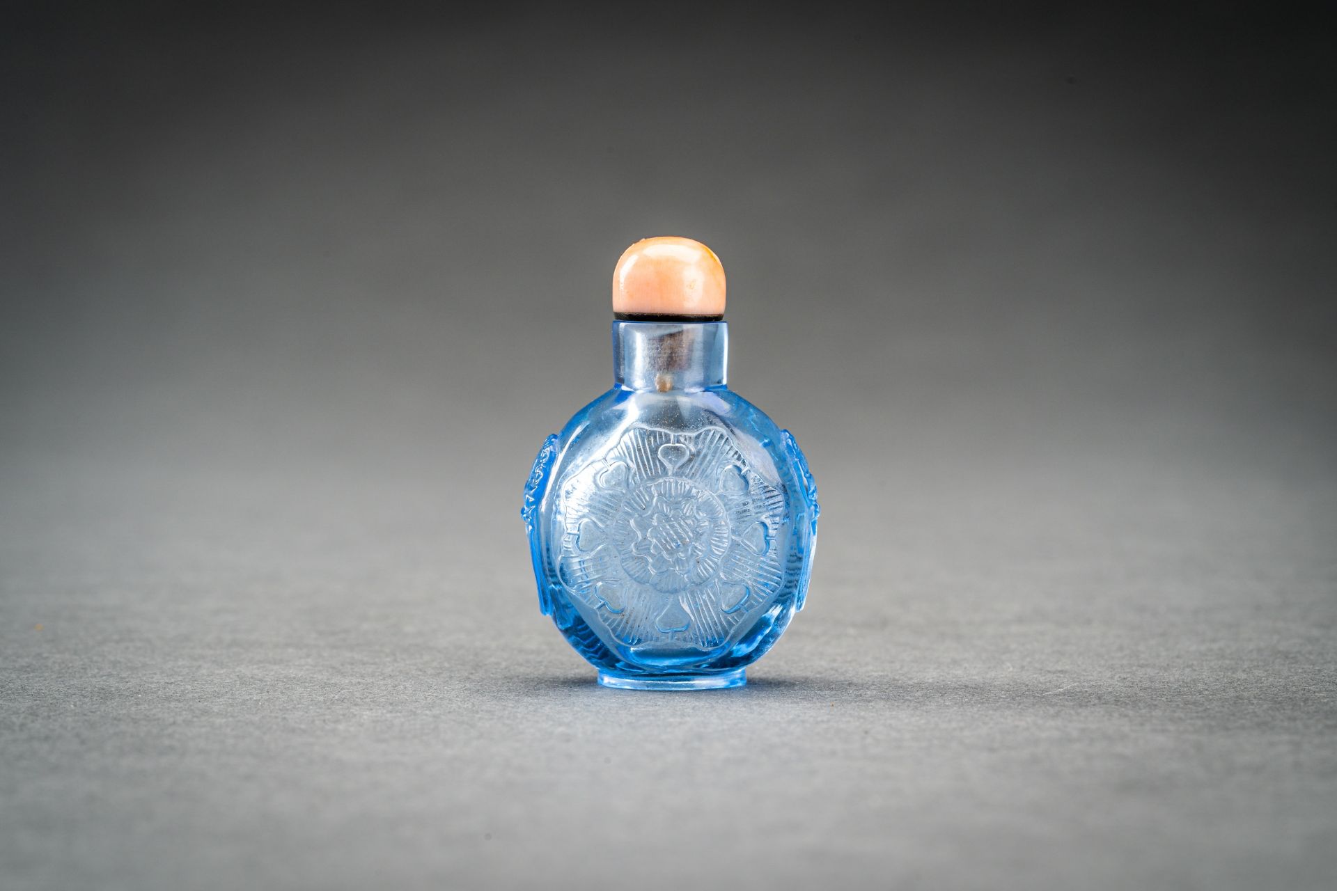 A SMALL TRANSPARENT BLUE GLASS SNUFF BOTTLE, REPUBLIC - Bild 2 aus 6