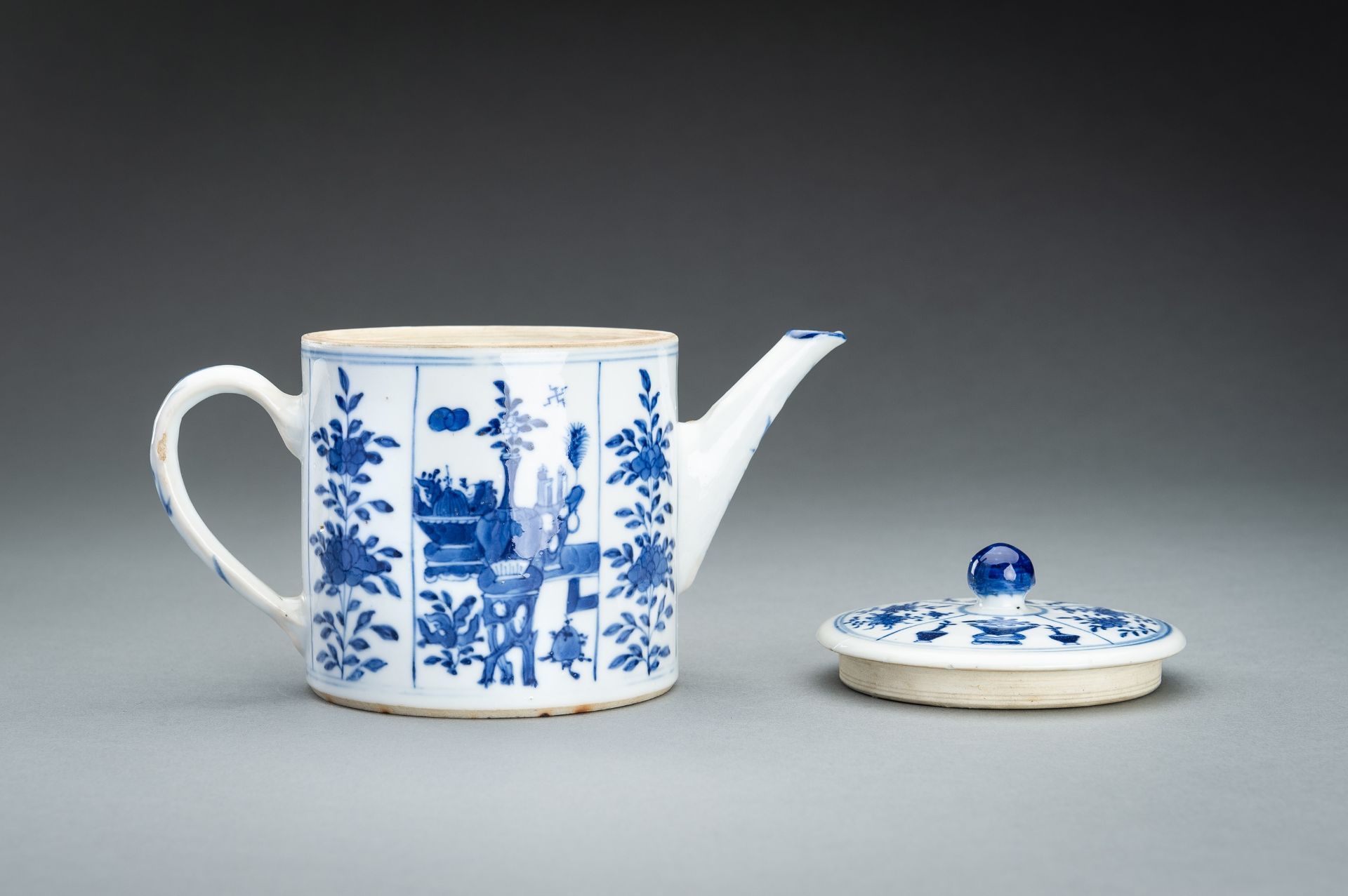 A BLUE AND WHITE PORCELAIN TEAPOT, QIANLONG MARK AND POSSIBLY OF THE PERIOD - Bild 7 aus 11